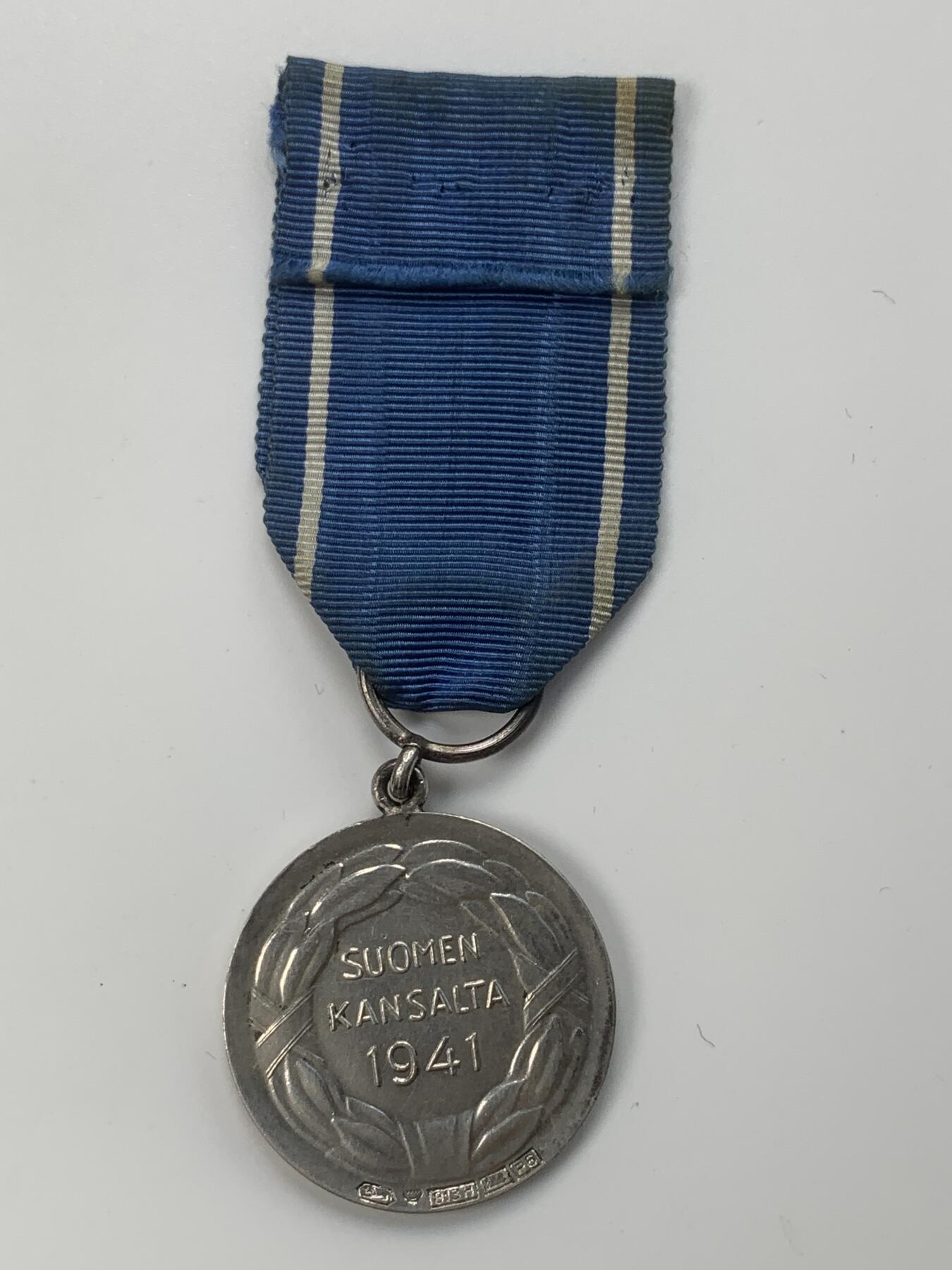 掌中浮雕-藏着的欧洲第031场 1945年芬兰二战一级自由银章，29mm，约12g（含绶带）