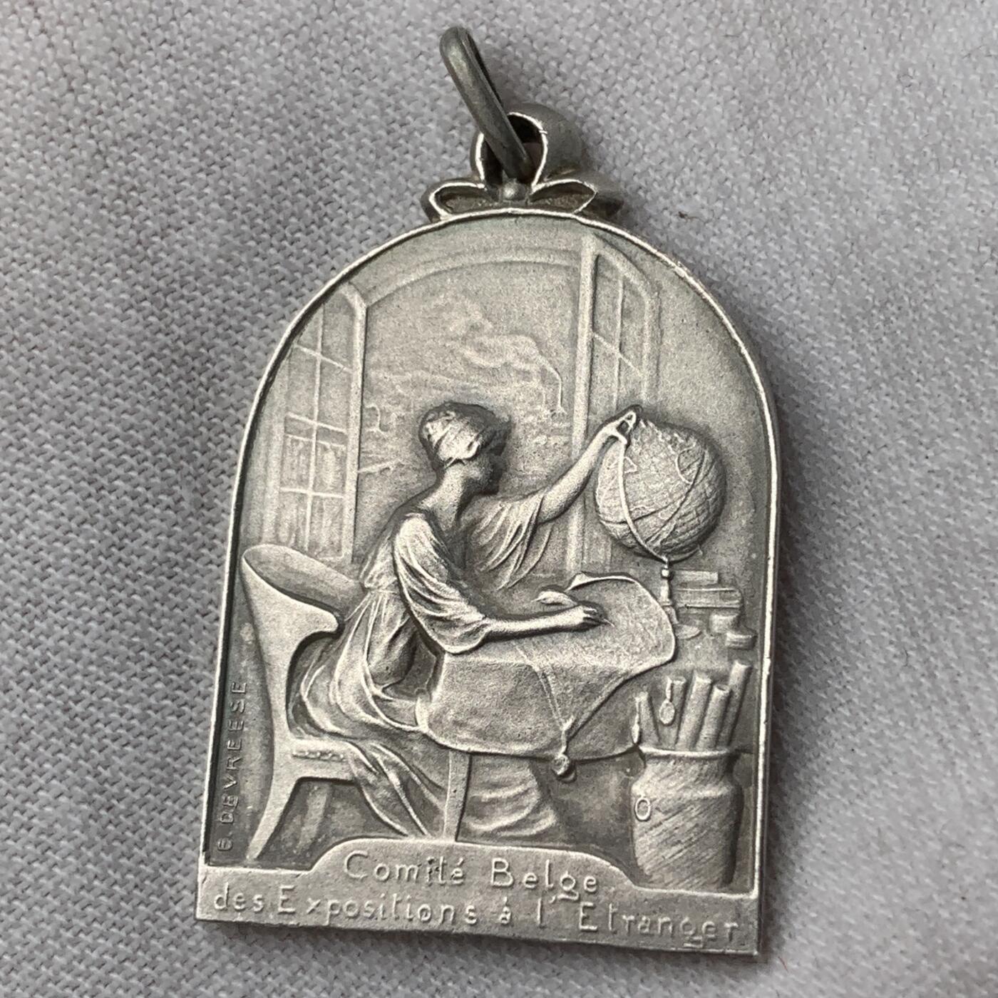 掌中浮雕-藏着的欧洲第031场 比利时世博会银章吊坠，22*28mm，10g