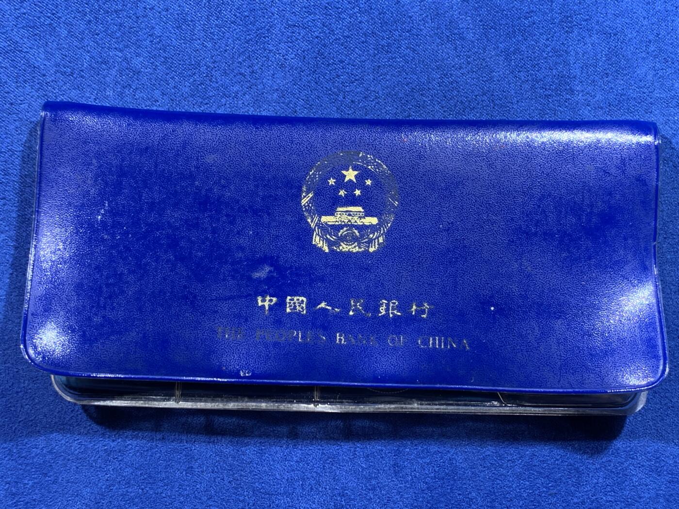 《竞宝斋》第398场 周日，周一，2场连拍 （全场包邮） 中国1980年长城币回流蓝皮本套装 七枚天王本 装帧精美 用于当时出口换取外汇 行情高时轻松破万 好品难得 细节见图