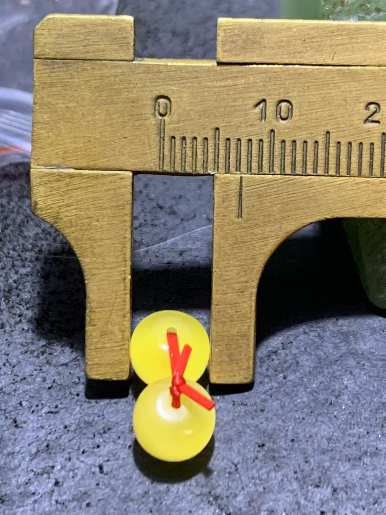 天然乌克兰原矿蜜蜡老形桶珠腰珠两颗，！，