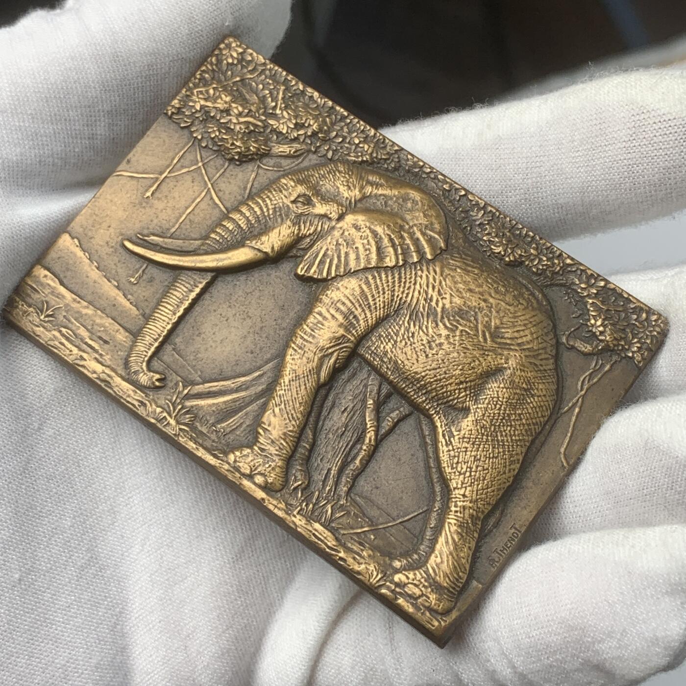 掌中浮雕-藏着的欧洲第031场 1936年非洲象单面青铜章牌，76 x 52mm。是法国雕塑家M. Thenot创作的非洲动物题材系列章之一， 这套章设计制作非常写实、精湛，比较少见并受到现代艺术章爱好者的追捧