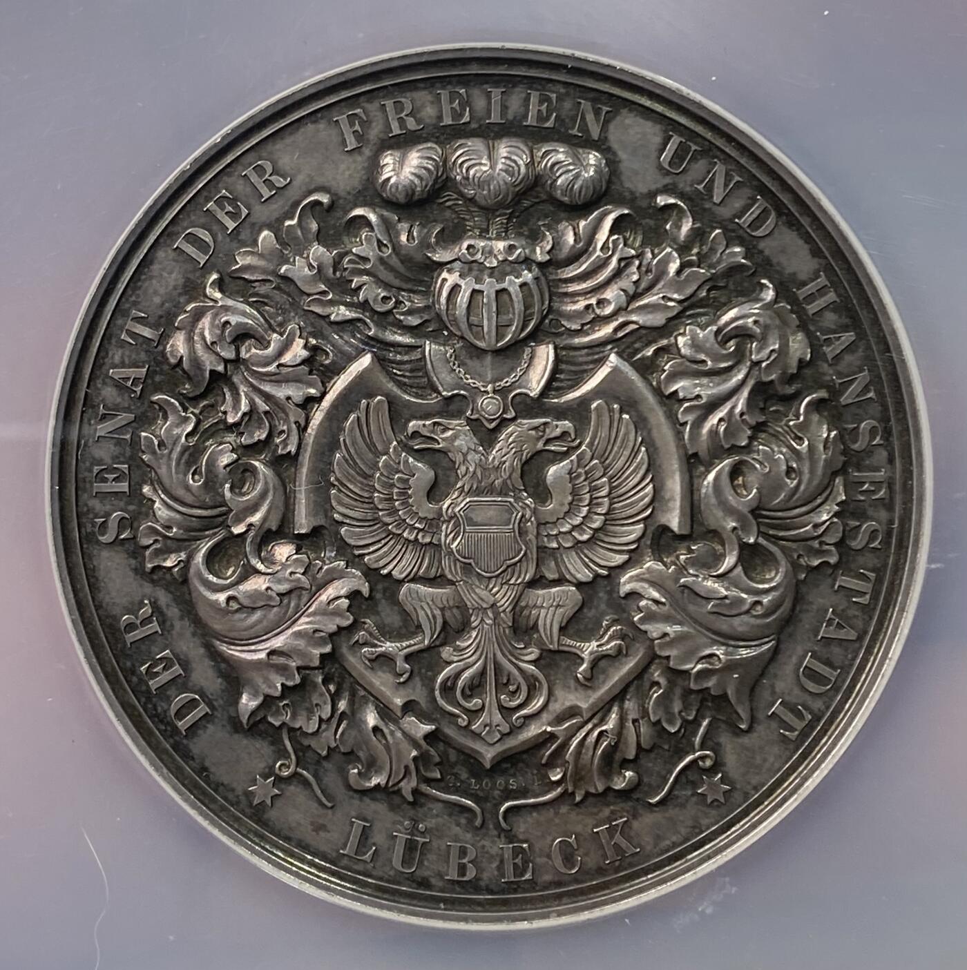万国钱币拍卖第049期（万国夏季大拍） NGC MS62 1910年德国吕贝克忠诚服务纪念大银章 老五彩镜面高浮雕吕贝克双头鹰 边铭990银 51MM 60.3G大规格