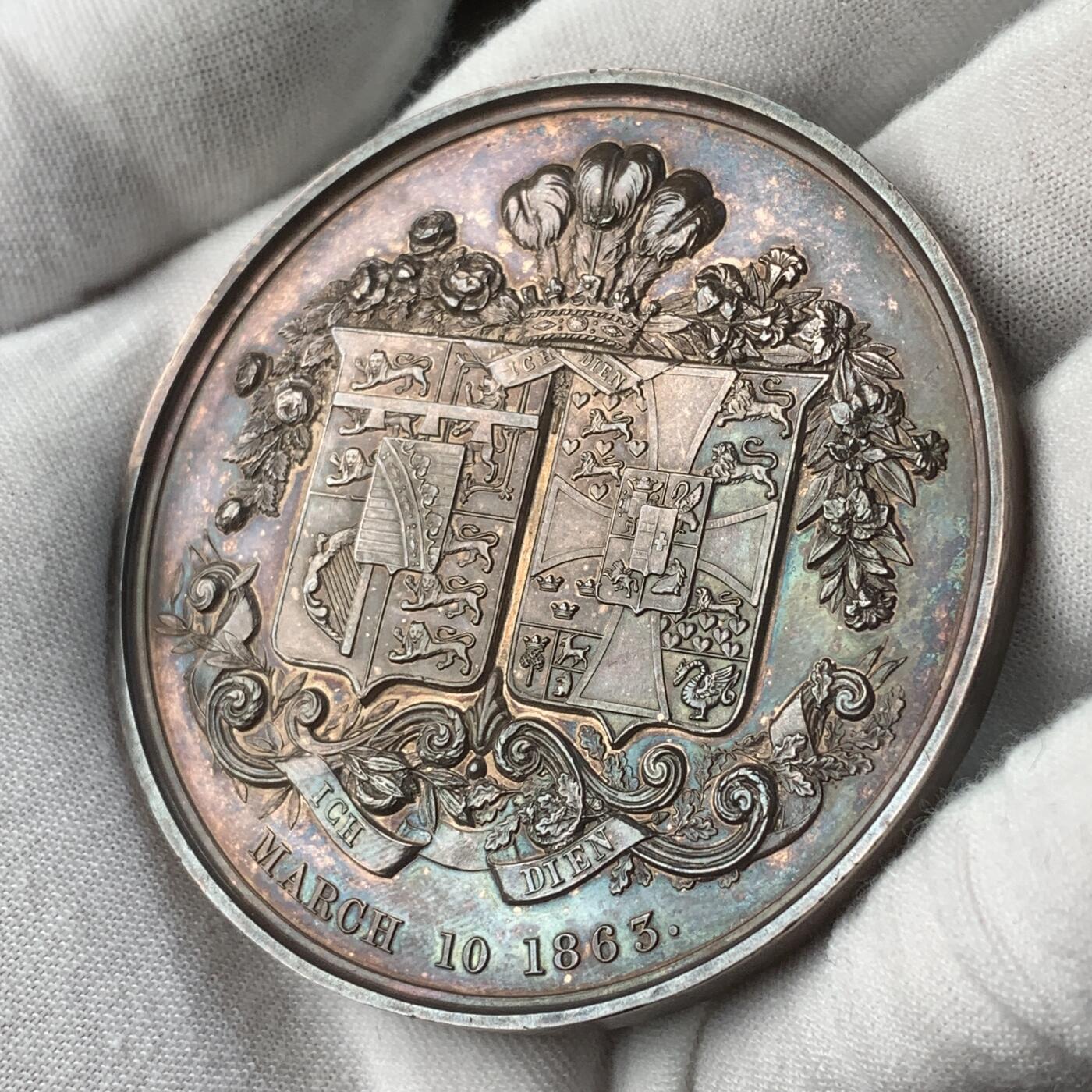 掌中浮雕-藏着的欧洲第031场 1863年英国威尔士亲王爱德华与丹麦亚历山大公主大婚纪念银章，带原盒，63mm，109g