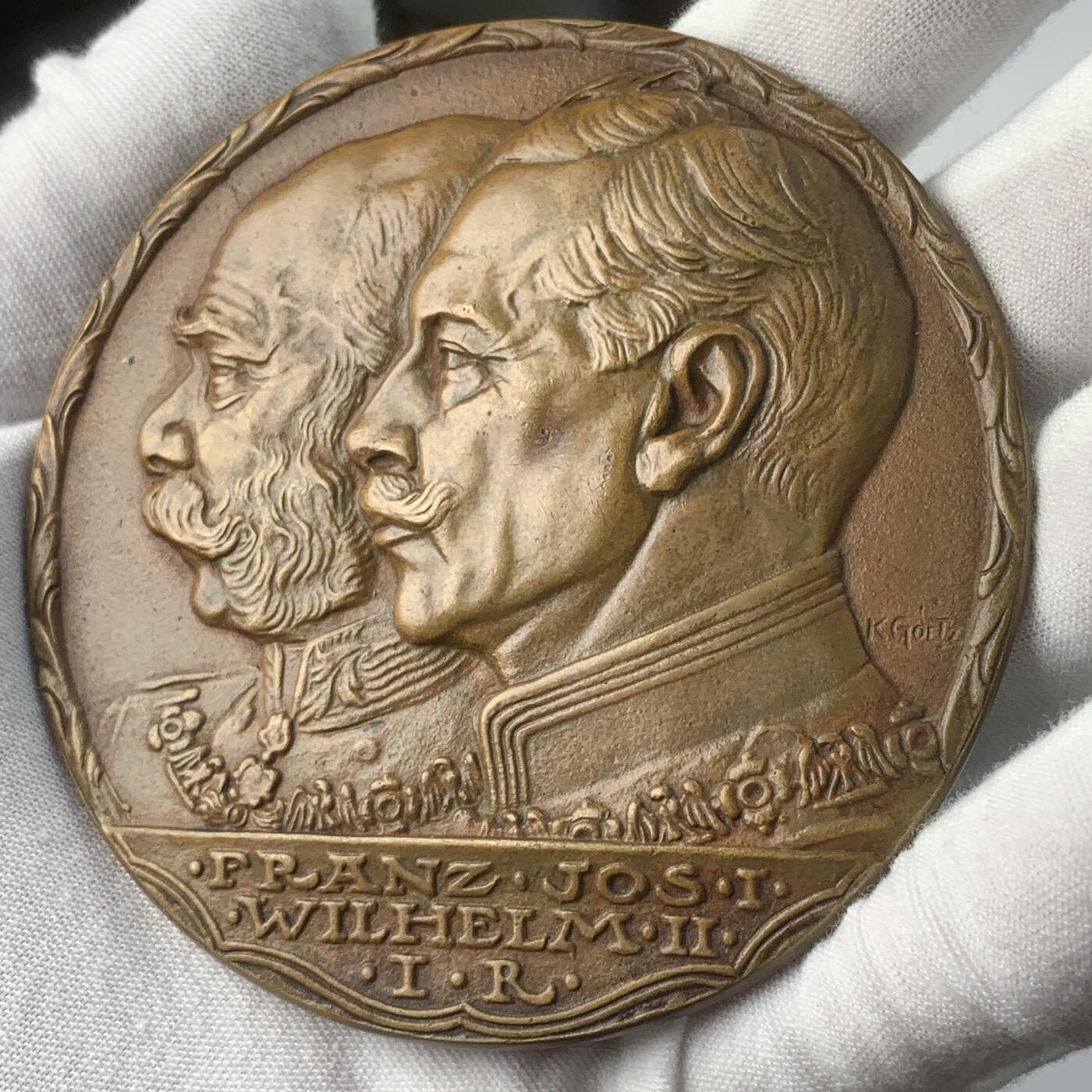 掌中浮雕-藏着的欧洲第031场 德国章牌大师卡尔.哥茨作品：1914年一战德奥军事同盟纪念大铜章，83mm，经典品种。正面为奥匈帝国皇帝弗朗茨和德意志帝国皇帝威廉二世