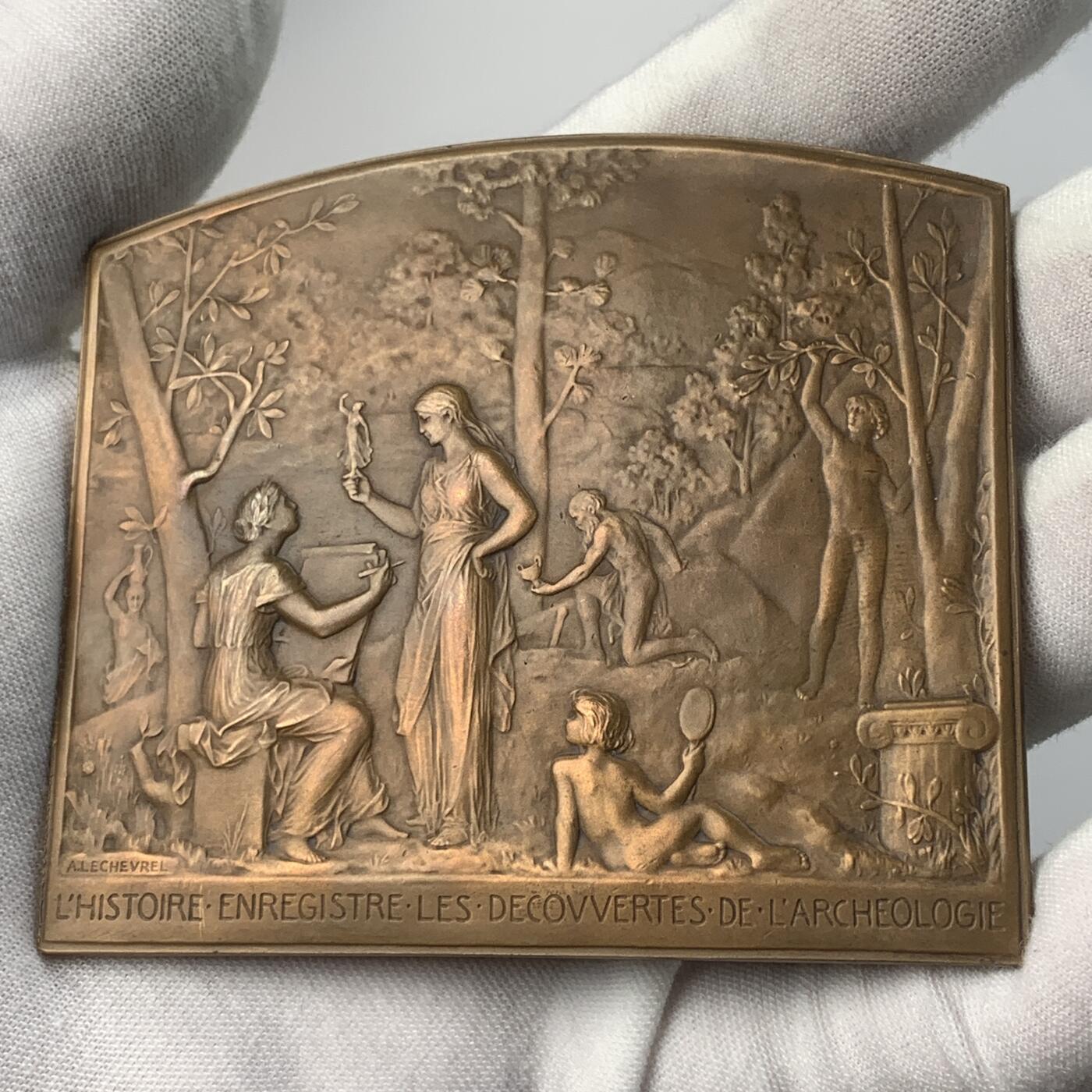 掌中浮雕-藏着的欧洲第031场 SAMF法兰西章牌之友协会27号作品:考古发现历史记录。法国新艺术铜章中的名誉品种，1905年Alphonse Lechevrel雕刻，铜章共124枚，本枚编号84，68x80mm，大尺寸
