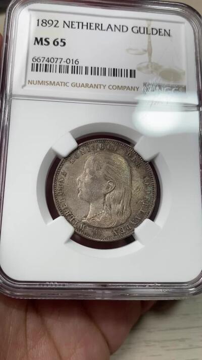 万国钱币拍卖第049期（万国夏季大拍） NGC MS65 1892年荷兰王国威廉敏娜女王少女头像1盾银币 极度舒适的原味深五彩BU级状态 少女发丝飘逸柔顺