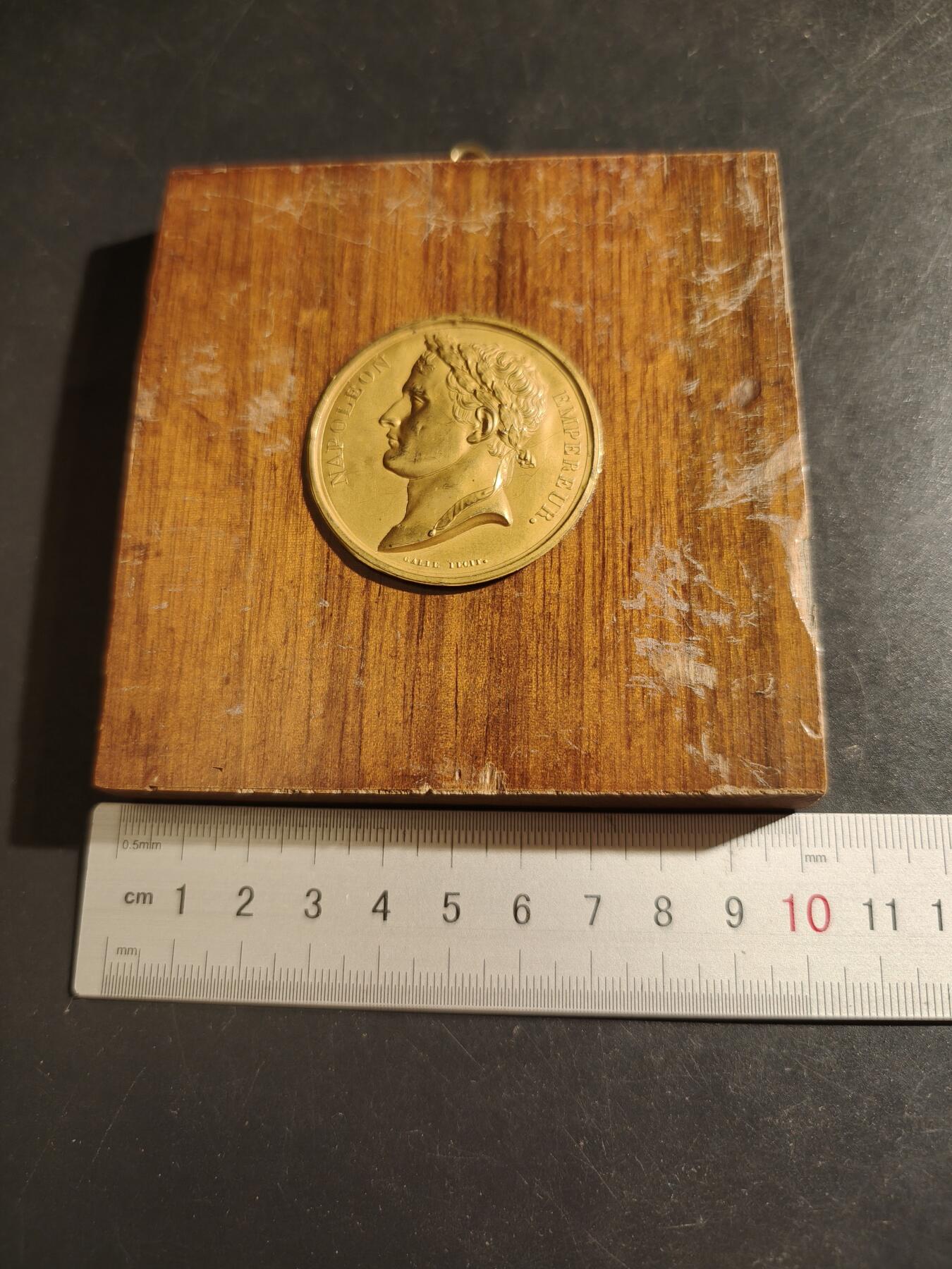 老王徽章第133期 法国拿破仑一世镶嵌木盒纪念章    章直径40mm  木盒直径10cm  重量113.5g