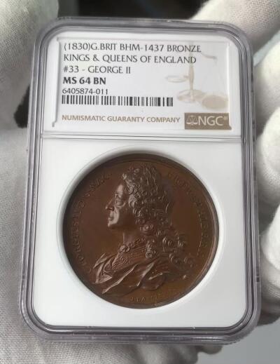 掌中浮雕-藏着的欧洲第031场 NGC MS64 : 1760年向英王乔治二世致敬纪念章。是Dassier继英王系列章的后续作品，41mm，目录编号Eimer 681，Eimer 参考价目录EF 220镑。
