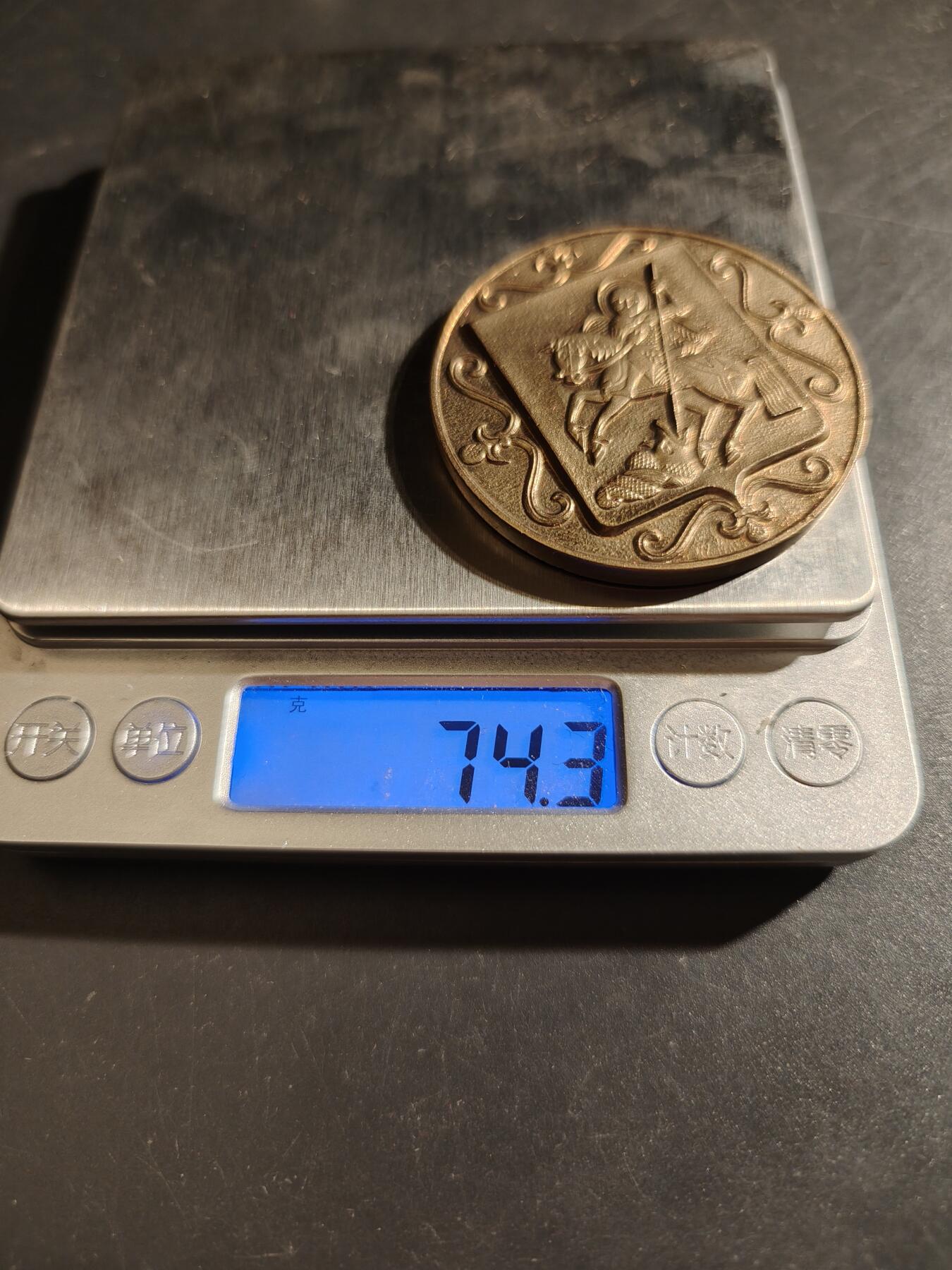 老王徽章第133期 苏联莫斯科1977和平鸽大铜章    直径50mm   重量74.3g    有展示盒