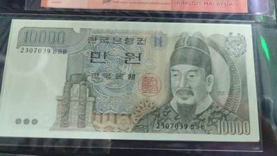 世界钱币～微拍第188期暨2025年第27期  存货清理 1983年韩国10000 无金属线版本 全新绝品无4尾号039