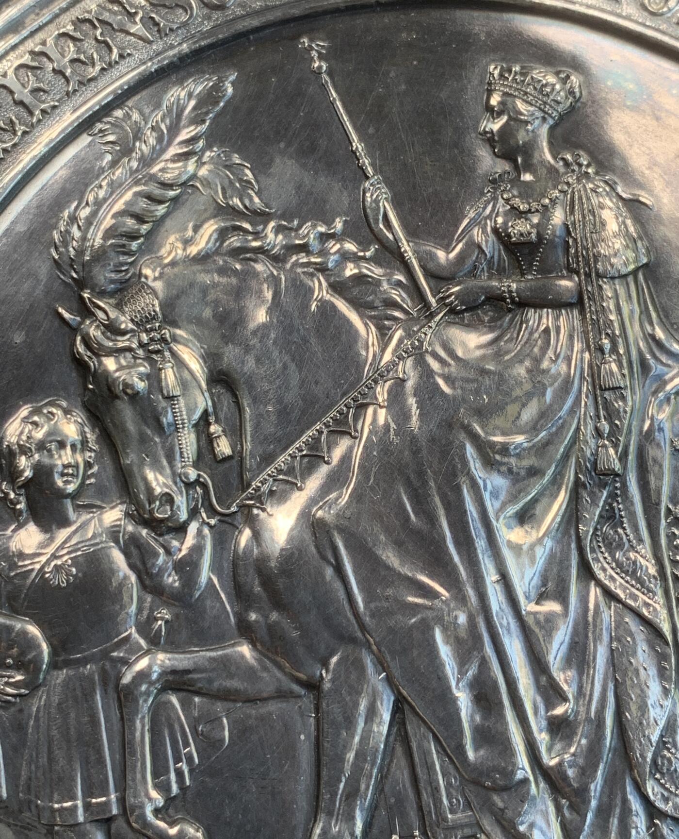 掌中浮雕-藏着的欧洲第031场 维多利亚时代英国政府公文大印章（Great Seal）铜板复制品，表面镀银，外木框21cm，章16cm