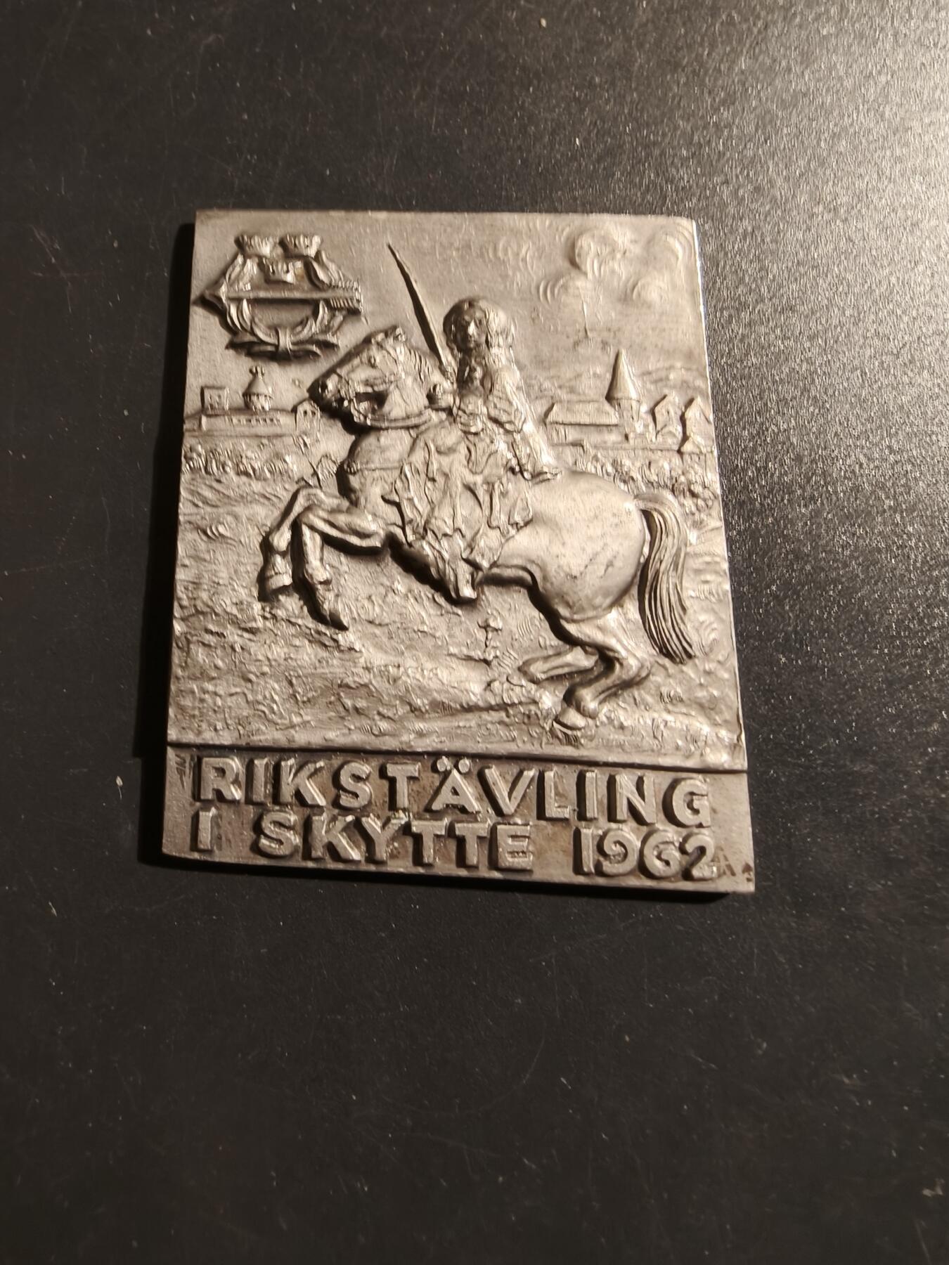 老王徽章第133期 瑞典1962年全国射击大赛镀银方形大铜章    尺寸56×47mm    重量60.2g