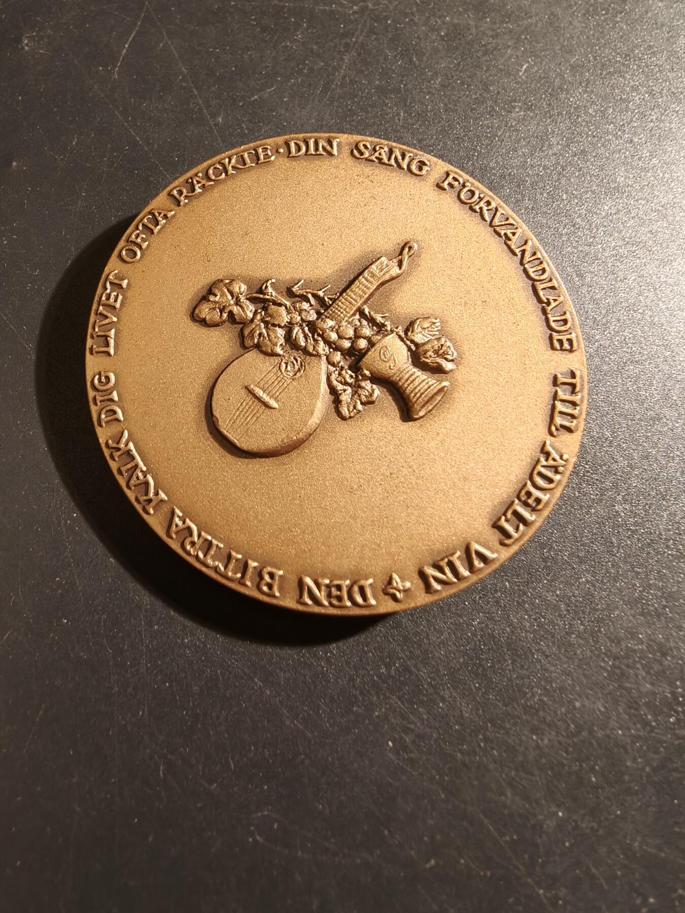 老王徽章第133期 瑞典著名诗人凯尔·米克尔·贝尔曼大铜章     直径56mm  重量93.5g