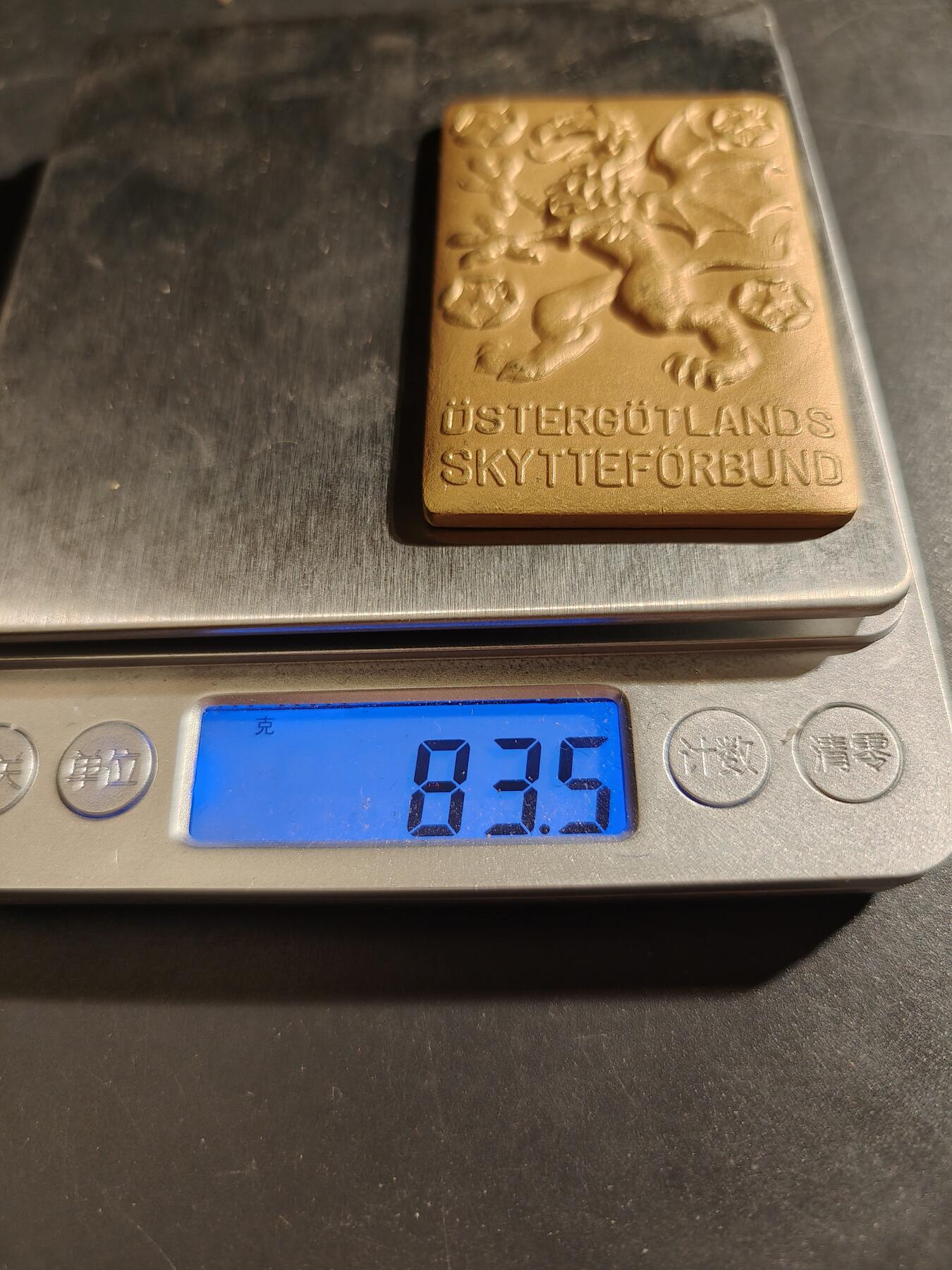 老王徽章第133期 瑞典东日德兰射击协会镀金方形大铜章    尺寸62×43mm   重量83.5g