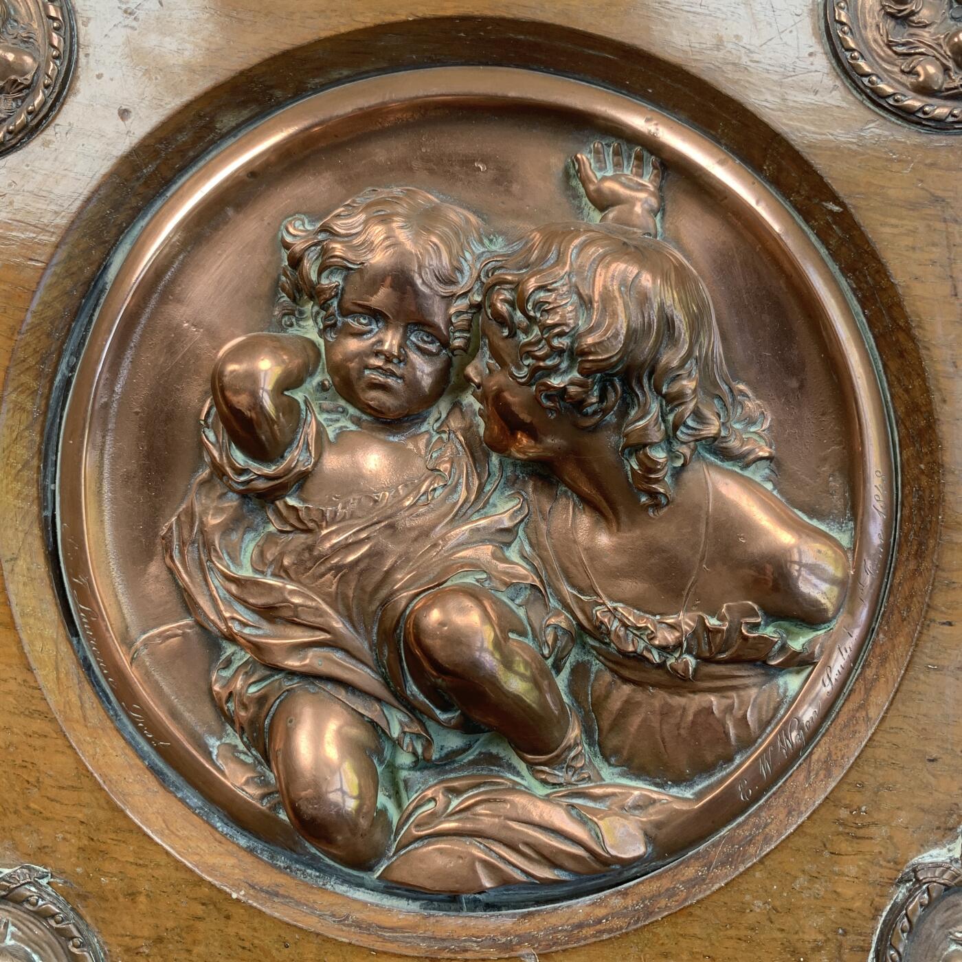 掌中浮雕-藏着的欧洲第031场 1848年英国“Calmady Children”（卡尔玛迪家的孩子）单面浮雕铜板。边缘铭文显示Edward William Wyon根据Thomas Lawrence的同名画作创作。铜板直径18cm，橡木框30×30cm。