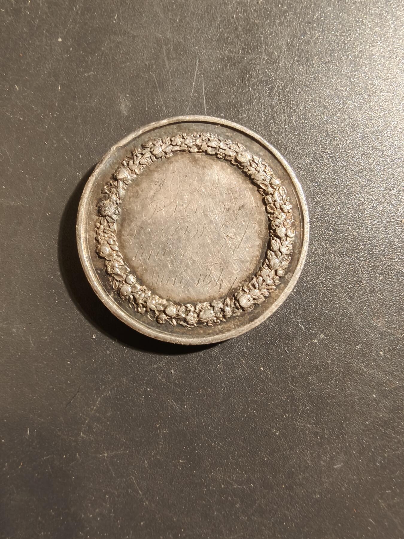 老王徽章第133期 法国婚章   1847年   带边铭背铭    手指银标   直径27mm   重量10.2g