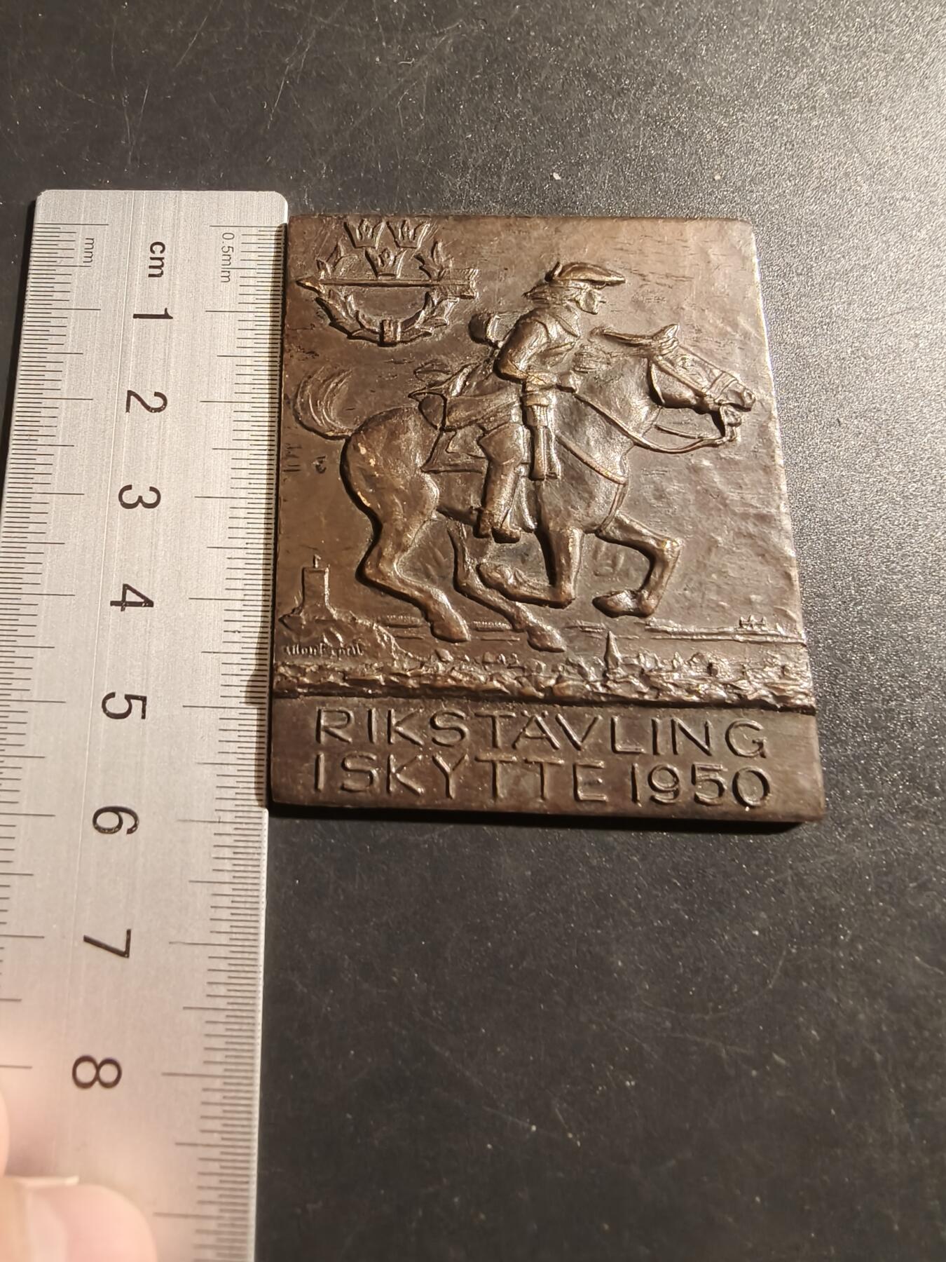 老王徽章第133期 瑞典1950年全国射击比赛方形大铜章    尺寸59×49mm    重量65.6g