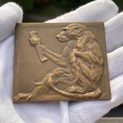 「木头集藏」章牌精品专场！ - JOUVE～SAMF系列37号作品：狒狒 铜章，尺寸：60 × 53 mm，88g ，边铭：丰饶角 BRONZE 火蝾螈 122，新艺术风格动物章，铜章发行量仅111枚，品相上佳，估计评级分数64分以上水平