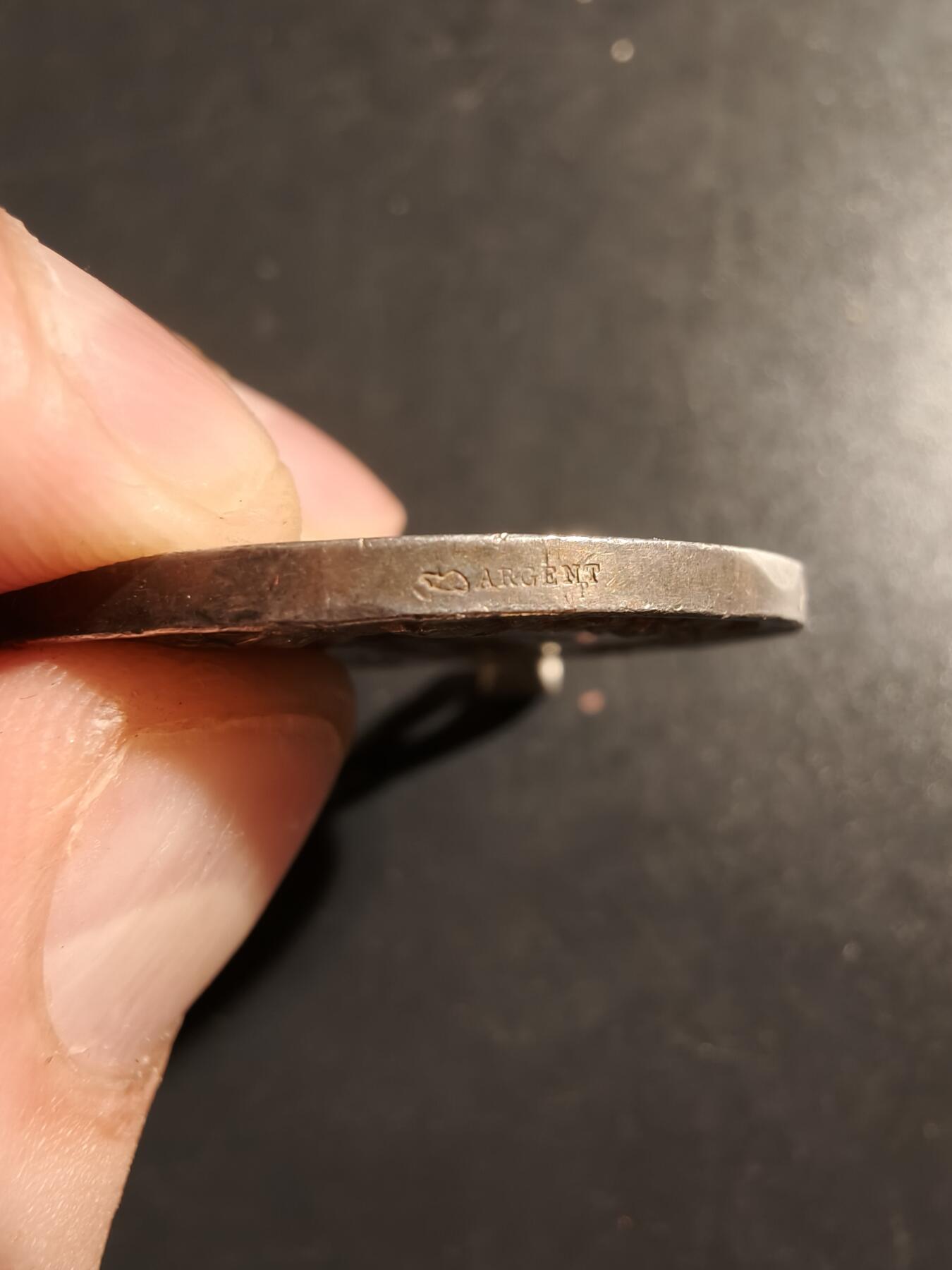 老王徽章第133期 法国婚章   带盒子   1896年授予带背铭   950银   直径38mm  重量23.5g   少见大尺寸版本