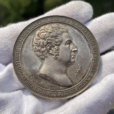 「木头集藏」章牌精品专场！ - 1828年解剖学家塞缪尔·冯·索梅林50周年纪念银章，直径：50.0mm，52.03g，头像旁是阿斯克勒庇俄斯权杖，背面雕刻人脑解刨。