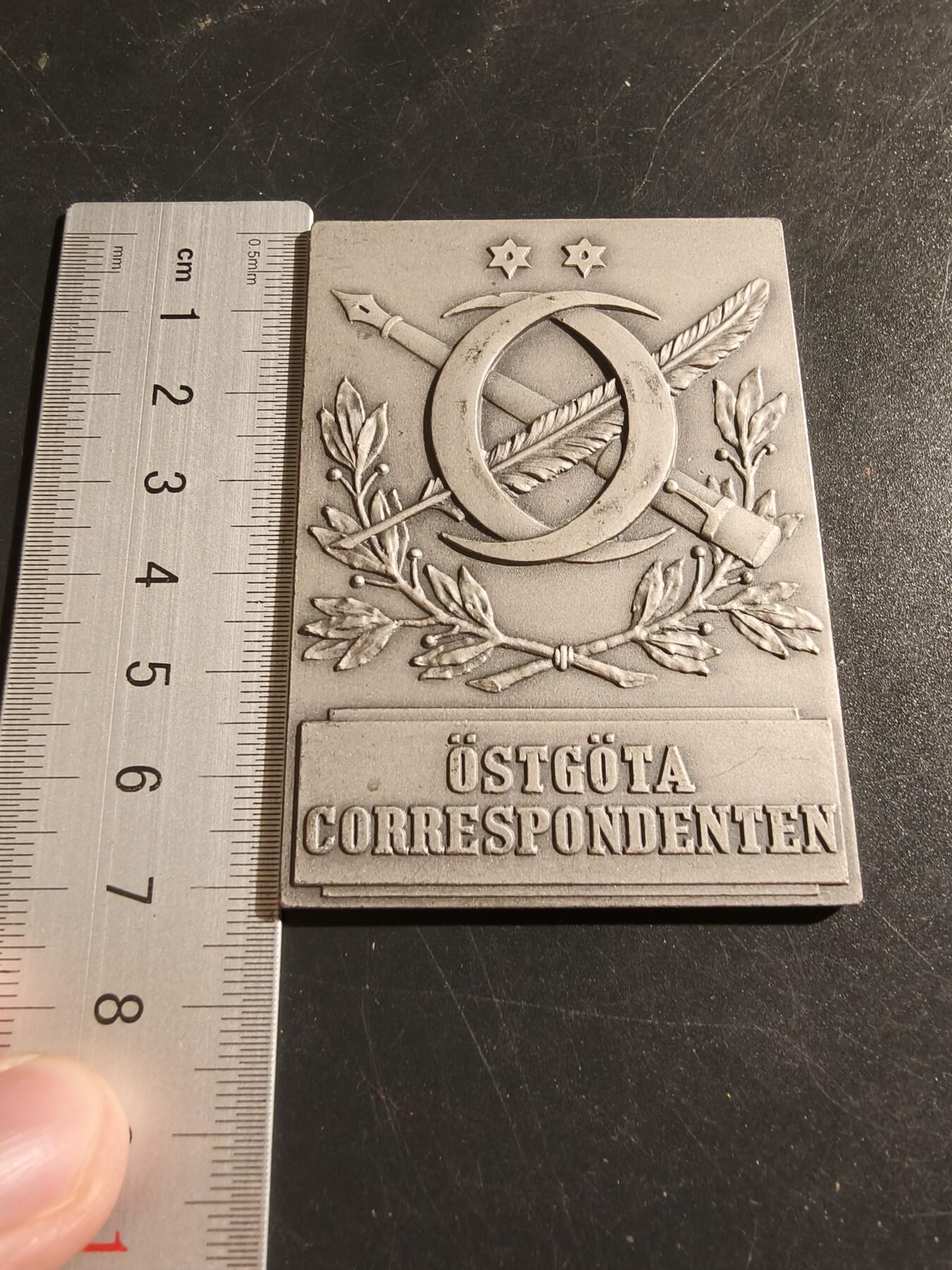 老王徽章第133期 瑞典东日德兰日报100周年方形镀银大铜章     尺寸73×52mm    重量93.7g     