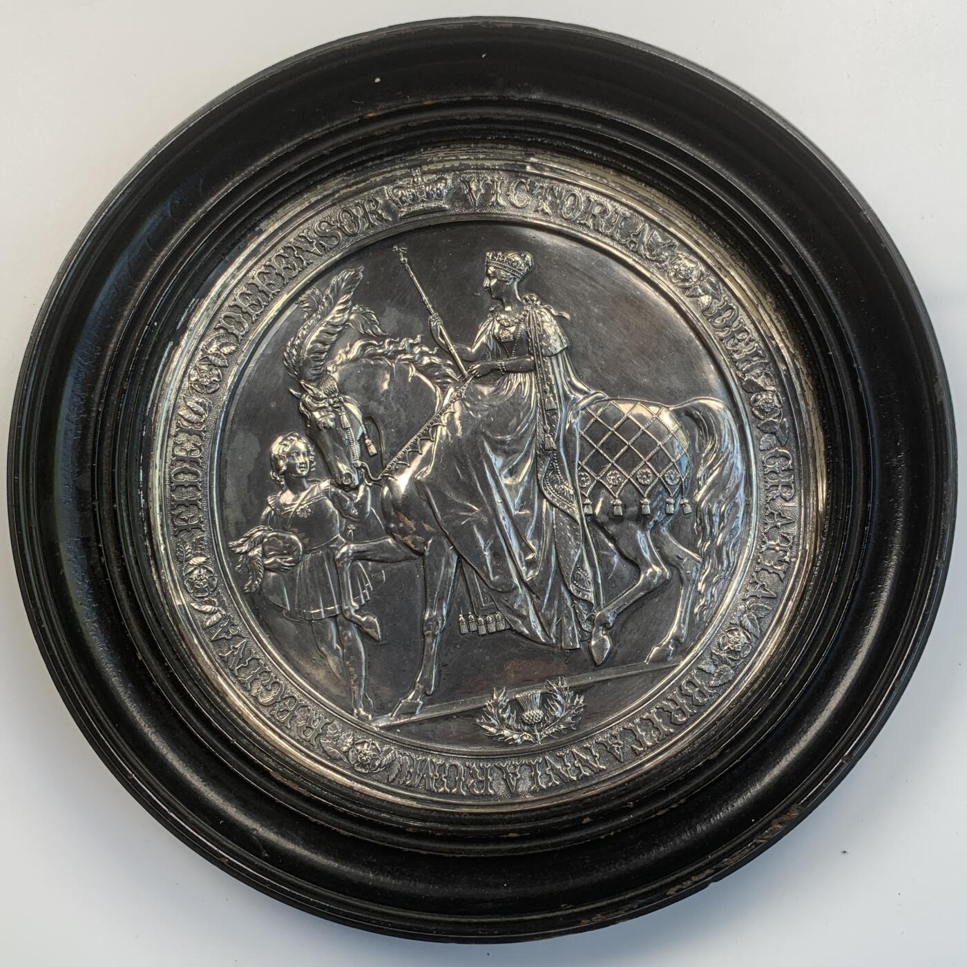 掌中浮雕-藏着的欧洲第031场 维多利亚时代英国政府公文大印章（Great Seal）铜板复制品，表面镀银，外木框21cm，章16cm