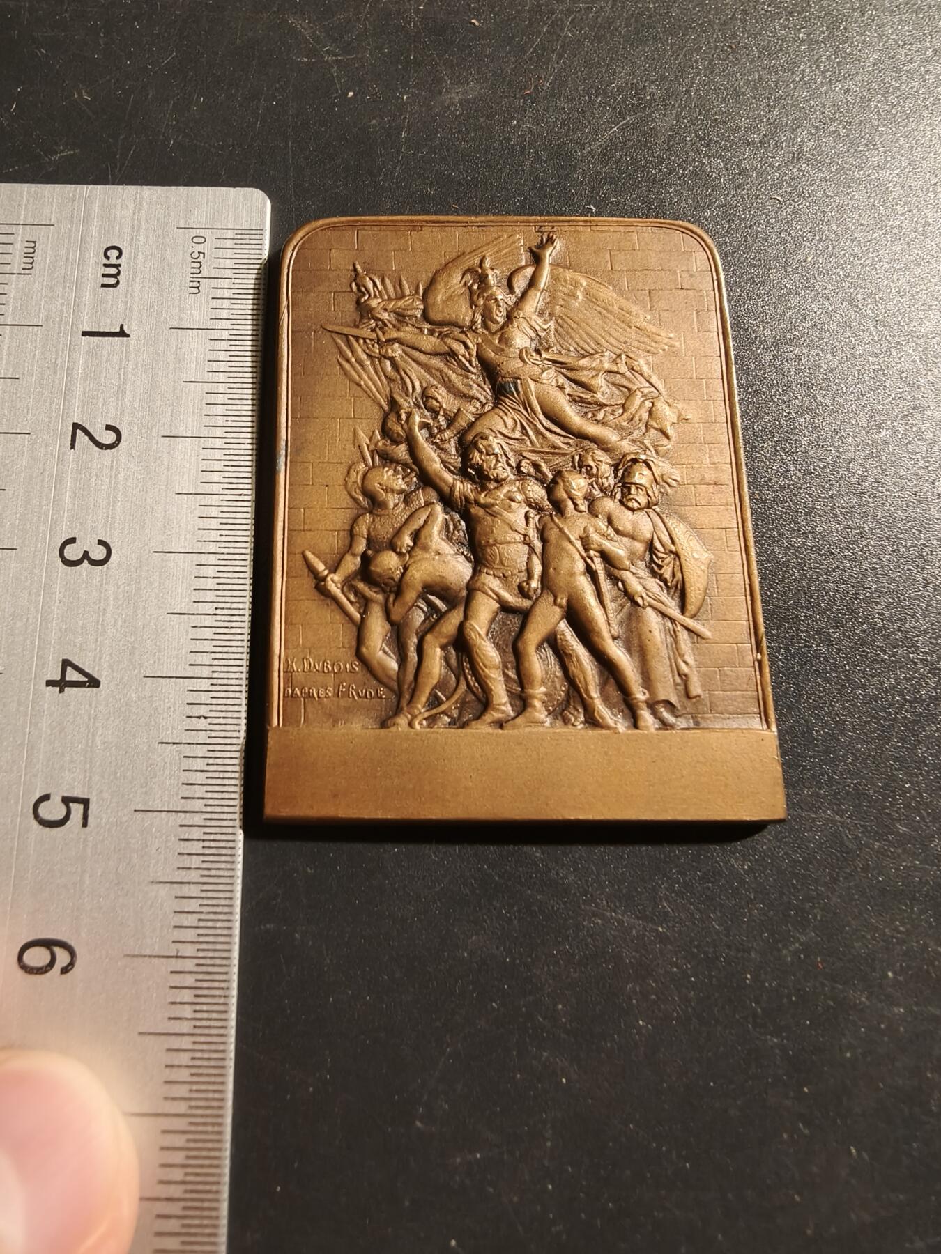 老王徽章第133期 法国军事教育联合会方形大铜章    原盒   尺寸51×40mm    重量54.8g     杜布瓦名作