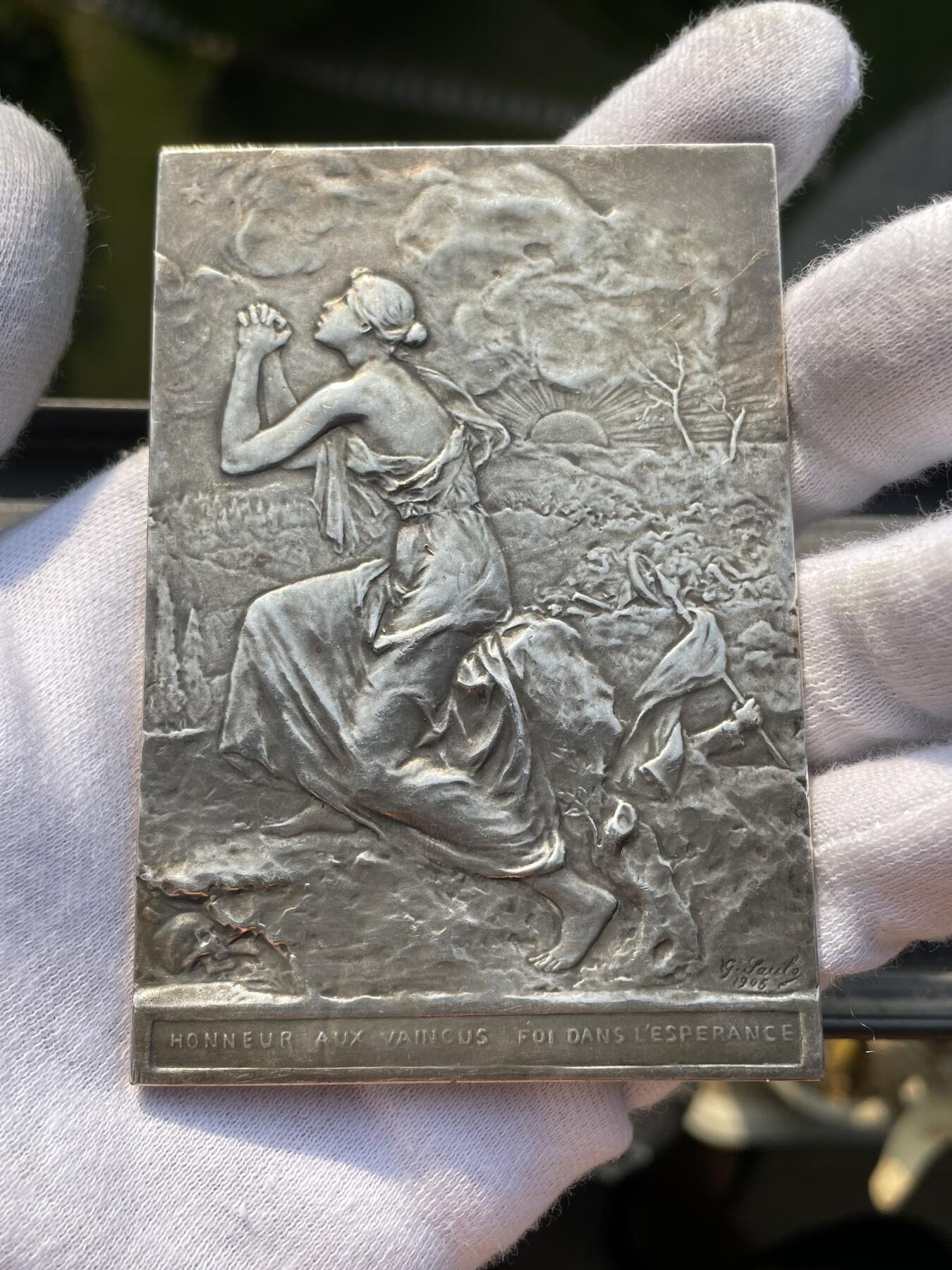 「木头集藏」章牌精品专场！ 1905年大型镀银铜章，尺寸：89×61.5mm，193g，缅怀战争中的受伤者，