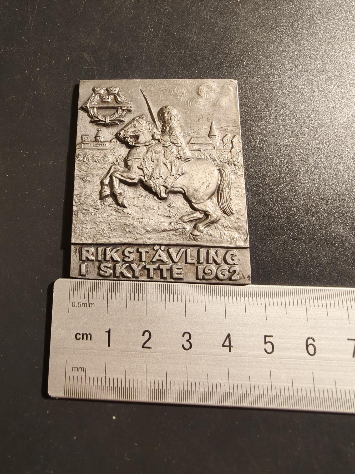 老王徽章第133期 瑞典1962年全国射击大赛镀银方形大铜章    尺寸56×47mm    重量60.2g