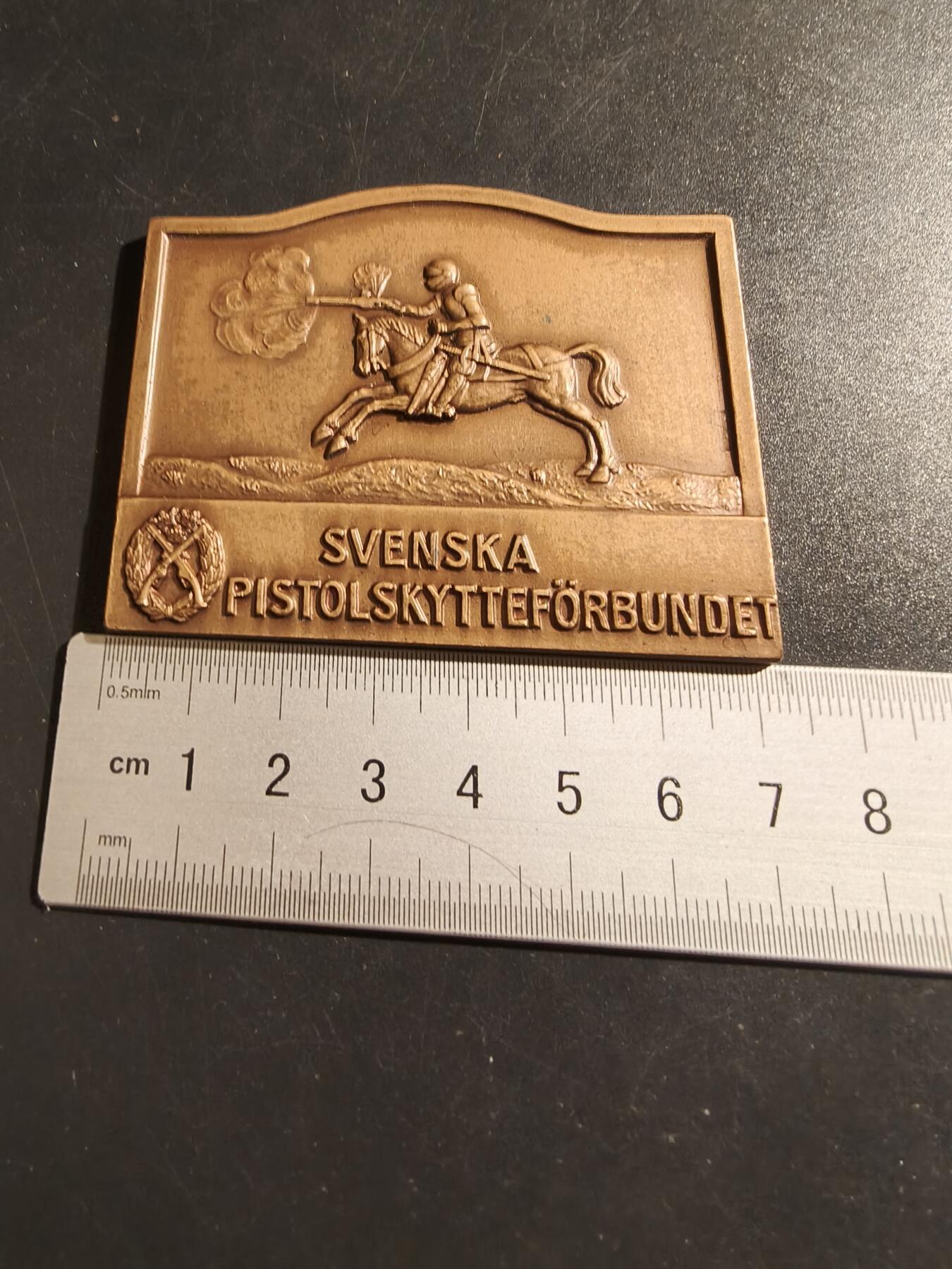 老王徽章第133期 瑞典手枪射击协会方形大铜章   1959年    尺寸71×55mm    重量120g
