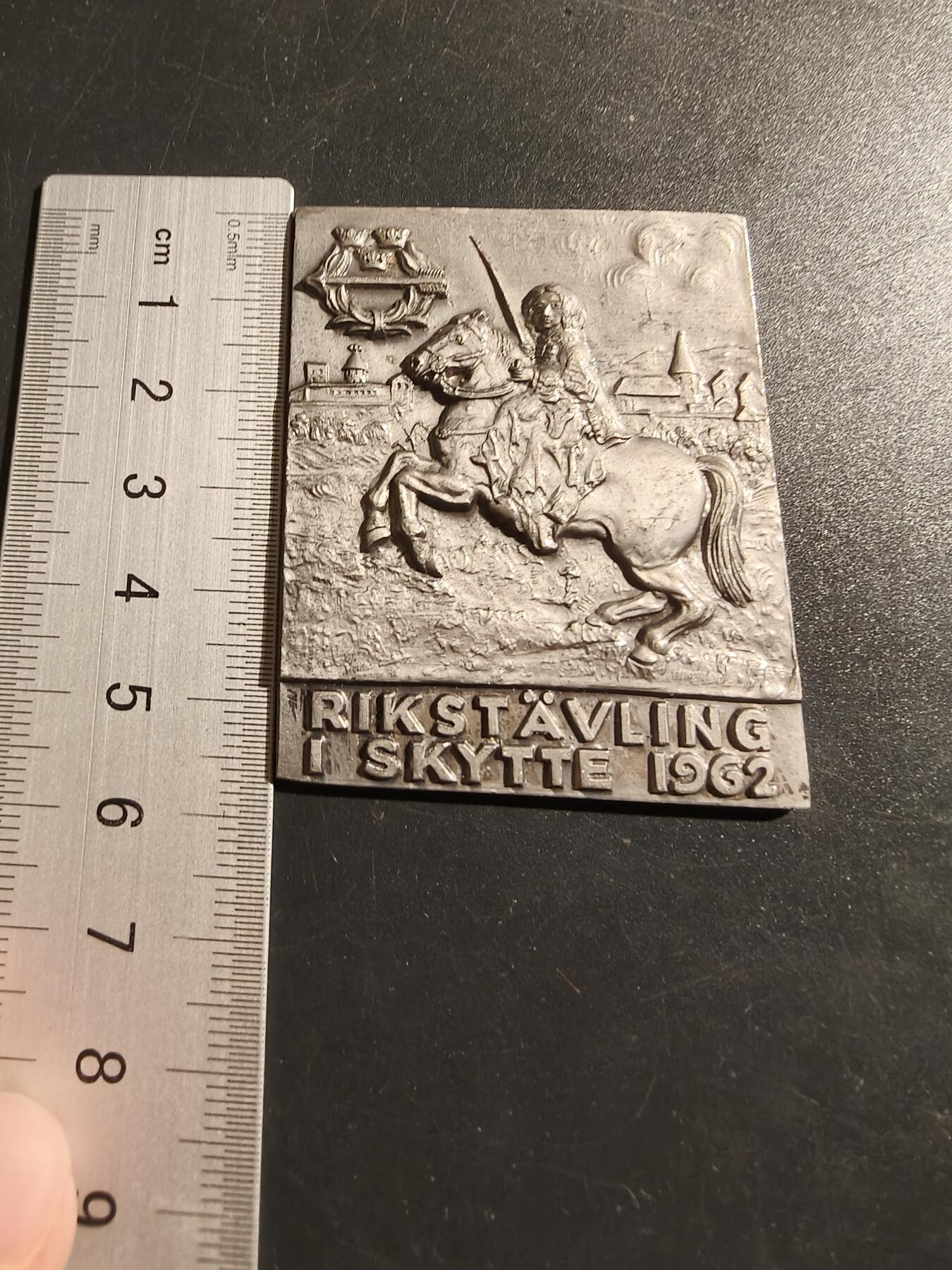 老王徽章第133期 瑞典1962年全国射击大赛镀银方形大铜章    尺寸56×47mm    重量60.2g