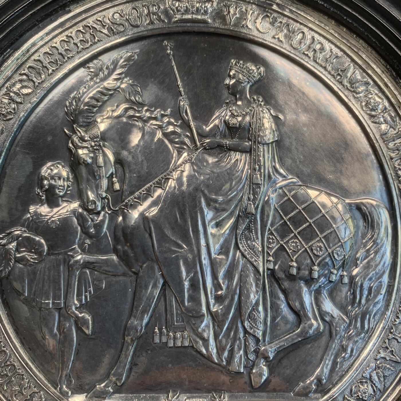 掌中浮雕-藏着的欧洲第031场 维多利亚时代英国政府公文大印章（Great Seal）铜板复制品，表面镀银，外木框21cm，章16cm