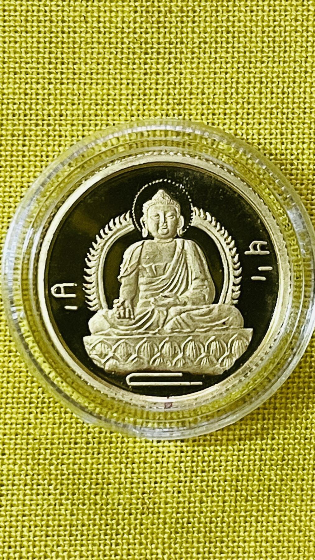    三世佛像章由北京灵光寺万佛开光大法会组委会委托沈阳造币厂999纯金铸造。本套像章三枚