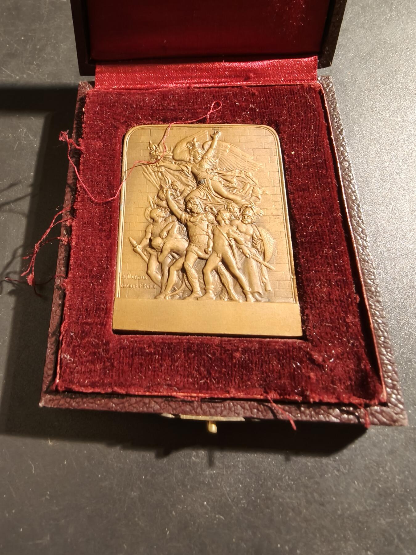 老王徽章第133期 法国军事教育联合会方形大铜章    原盒   尺寸51×40mm    重量54.8g     杜布瓦名作