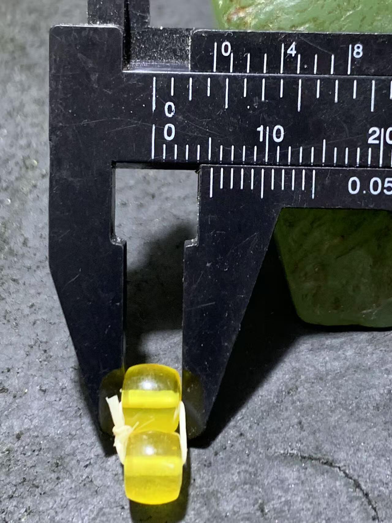 天然乌克兰原矿蜜蜡老形桶珠腰珠两颗，，