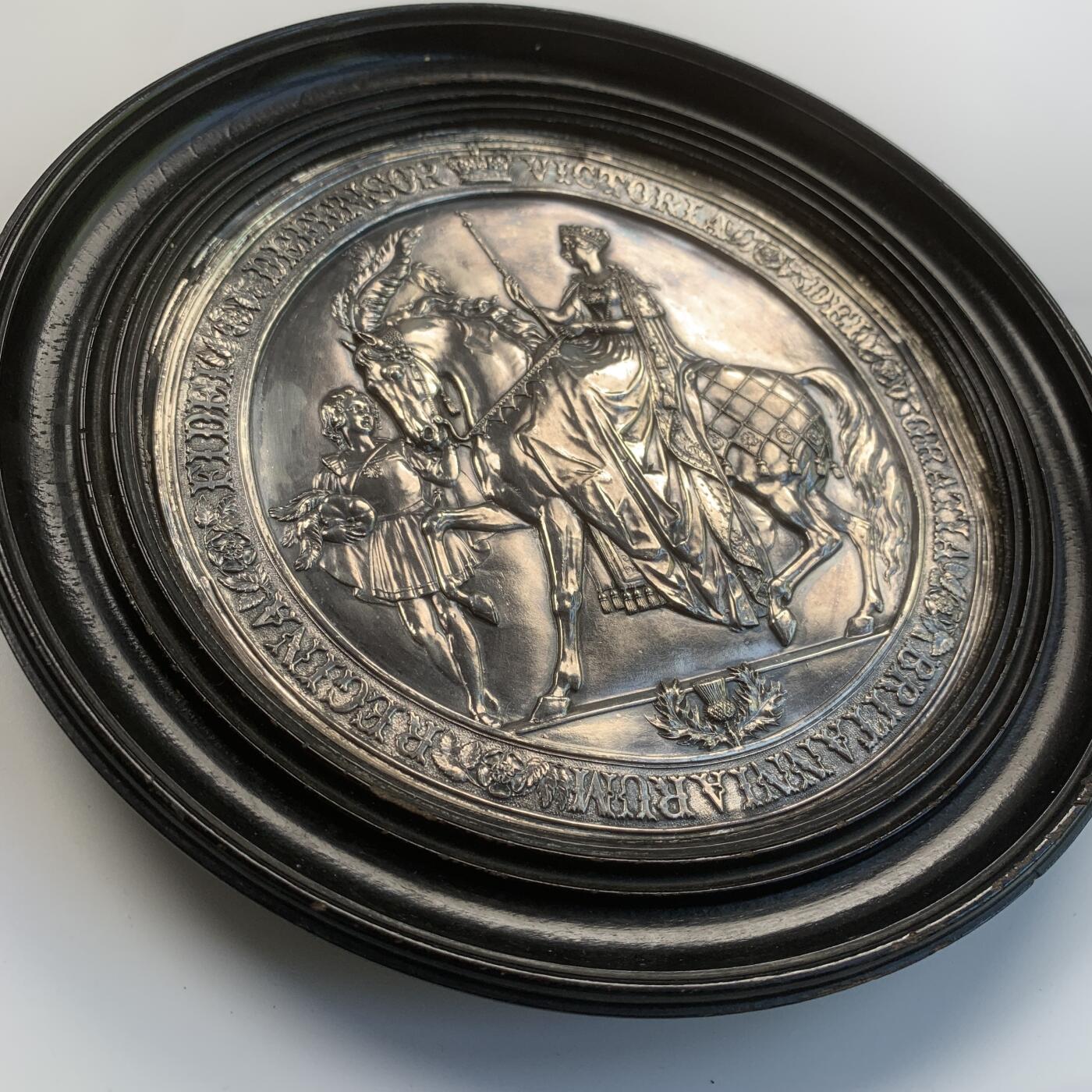 掌中浮雕-藏着的欧洲第031场 维多利亚时代英国政府公文大印章（Great Seal）铜板复制品，表面镀银，外木框21cm，章16cm