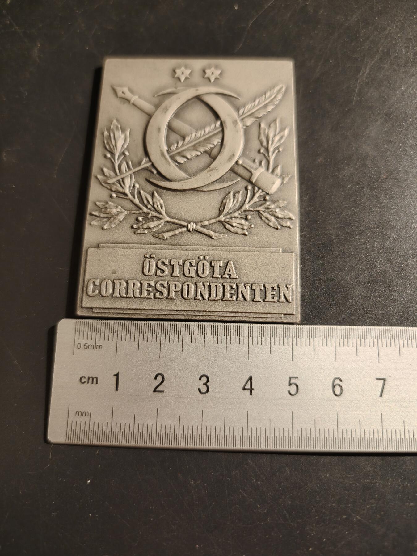 老王徽章第133期 瑞典东日德兰日报100周年方形镀银大铜章     尺寸73×52mm    重量93.7g     