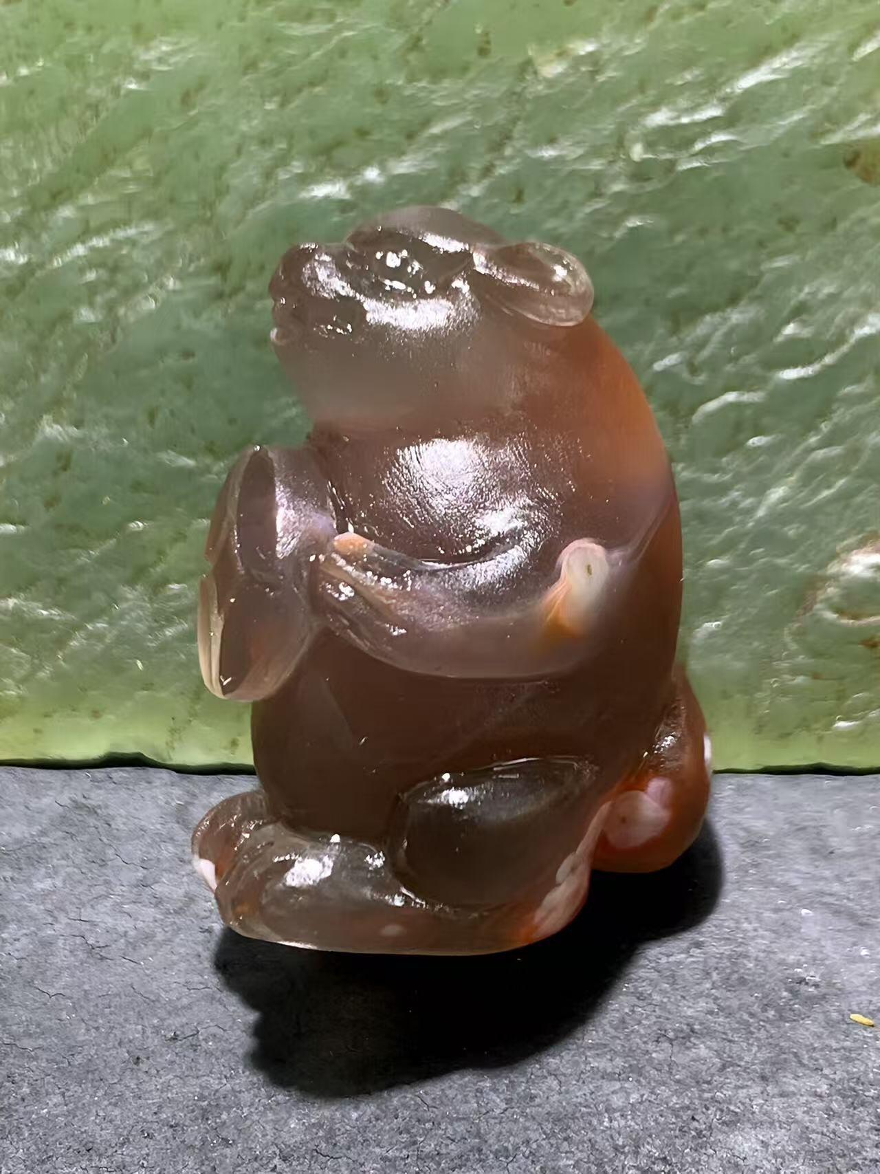 精美亚光罕见黑冻料飘红南红玛瑙手工雕刻鼠来宝吊坠一个，