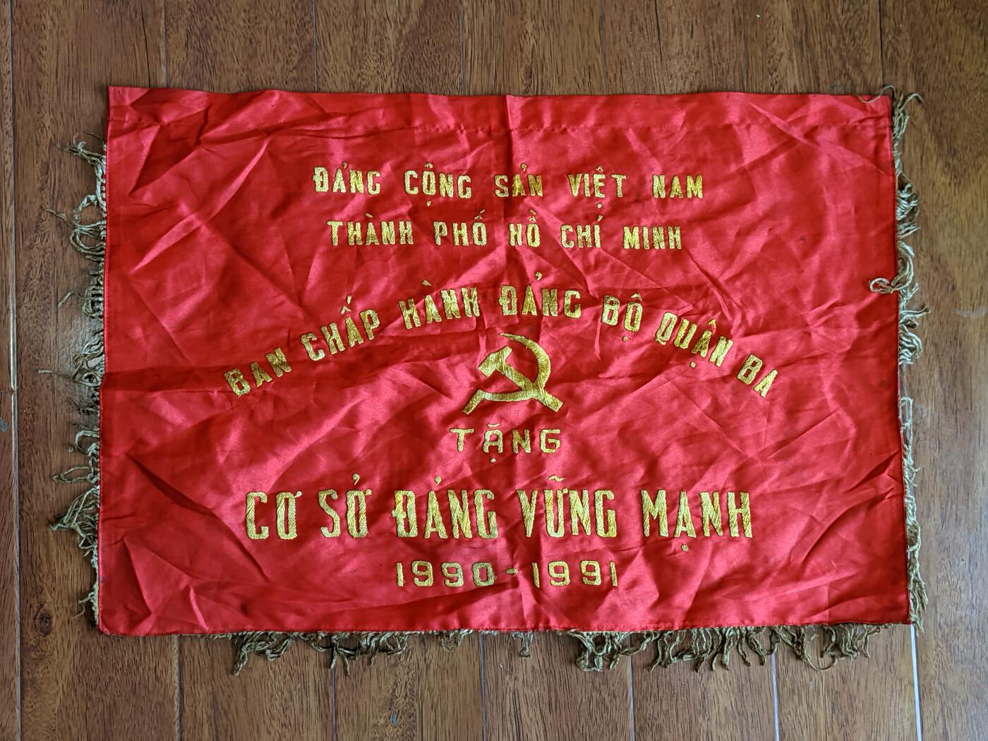 韵星假日拍卖第二十期 -- Rimey Holidays Auction 20 越南社会主义共和国1990-1991胡志明市 党建纪念旗 政府悬挂版本带流苏 非民间 非常稀有 保存完好 无虫蛀 原品 非地摊后造