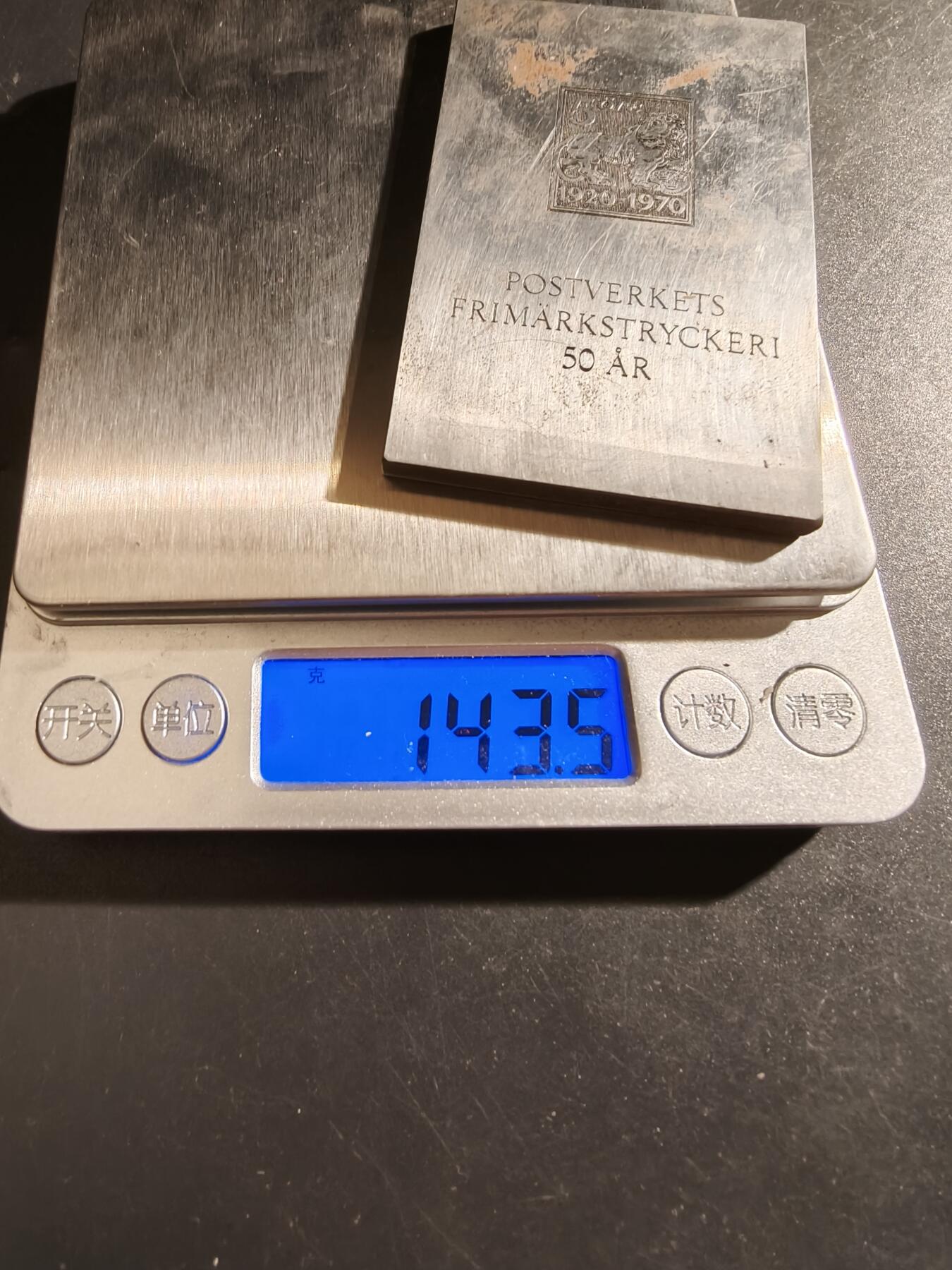 老王徽章第133期 瑞典邮政局邮票印刷厂50周年镀银大铜章    尺寸75×49mm    重量143.5g
