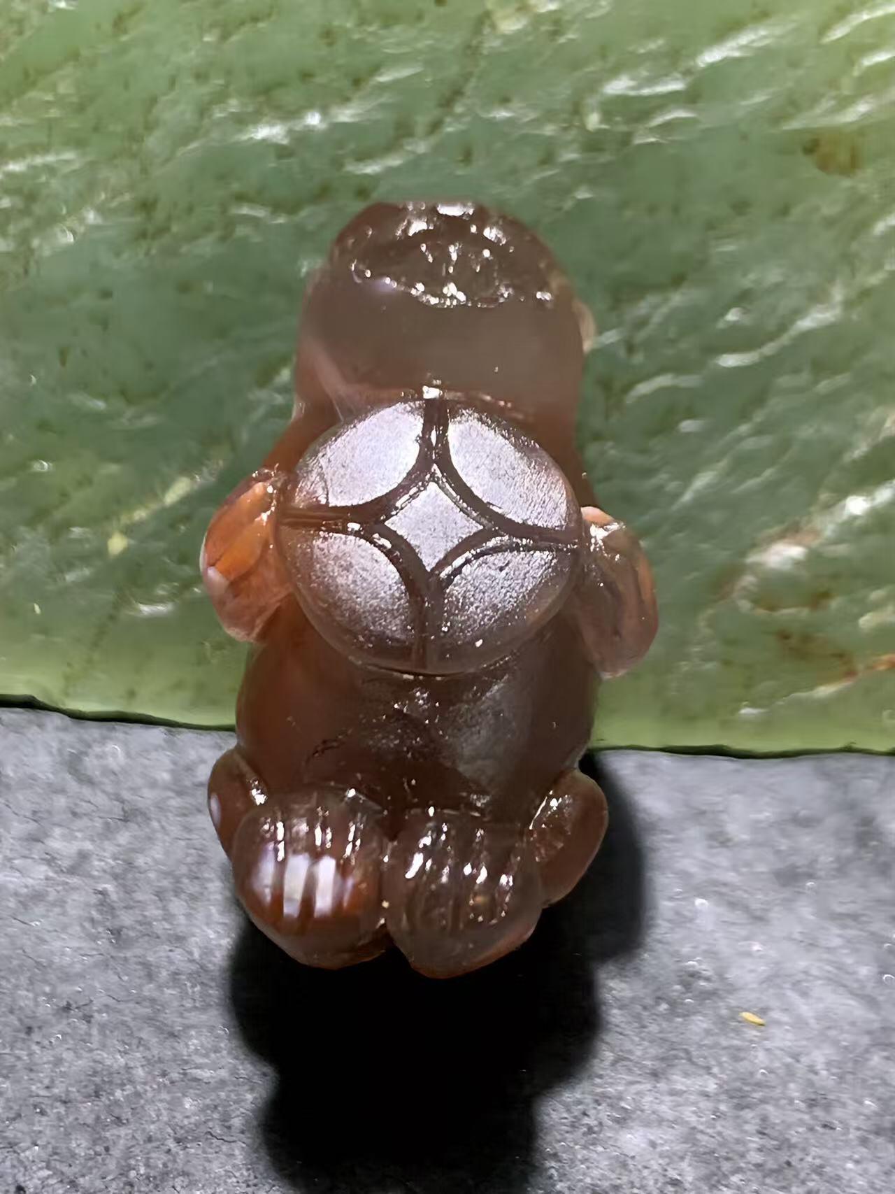 精美亚光罕见黑冻料飘红南红玛瑙手工雕刻鼠来宝吊坠一个，
