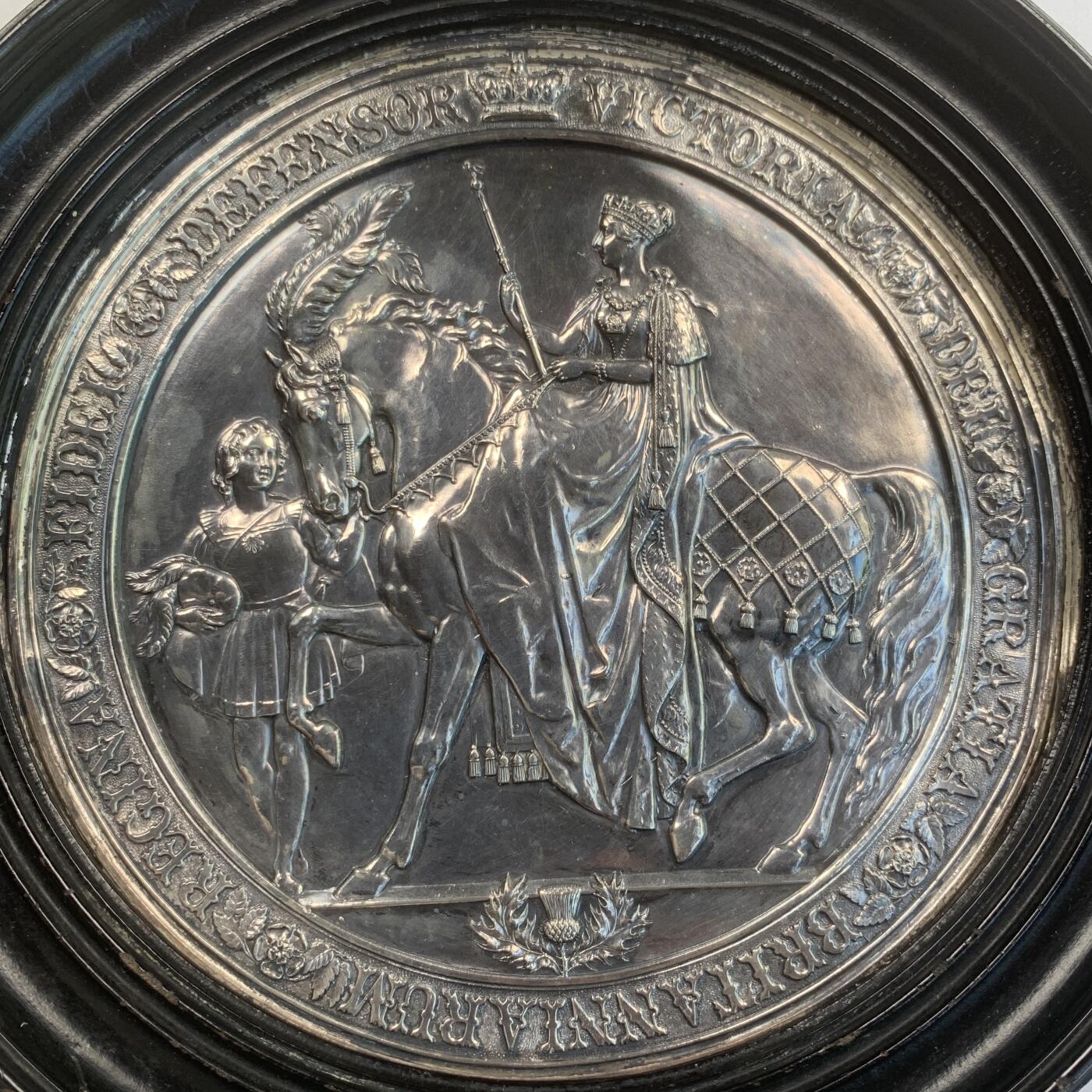 掌中浮雕-藏着的欧洲第031场 维多利亚时代英国政府公文大印章（Great Seal）铜板复制品，表面镀银，外木框21cm，章16cm