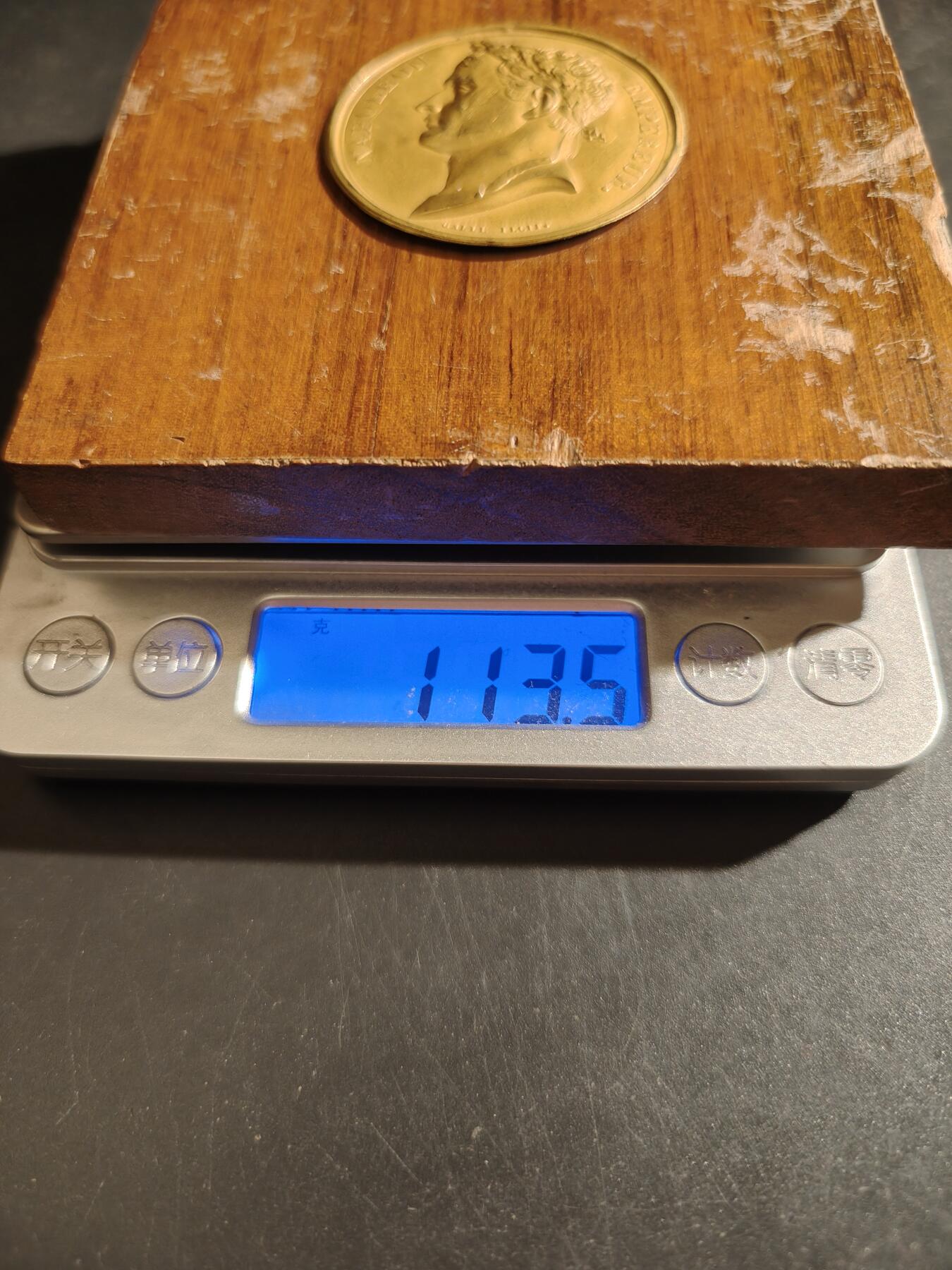 老王徽章第133期 法国拿破仑一世镶嵌木盒纪念章    章直径40mm  木盒直径10cm  重量113.5g