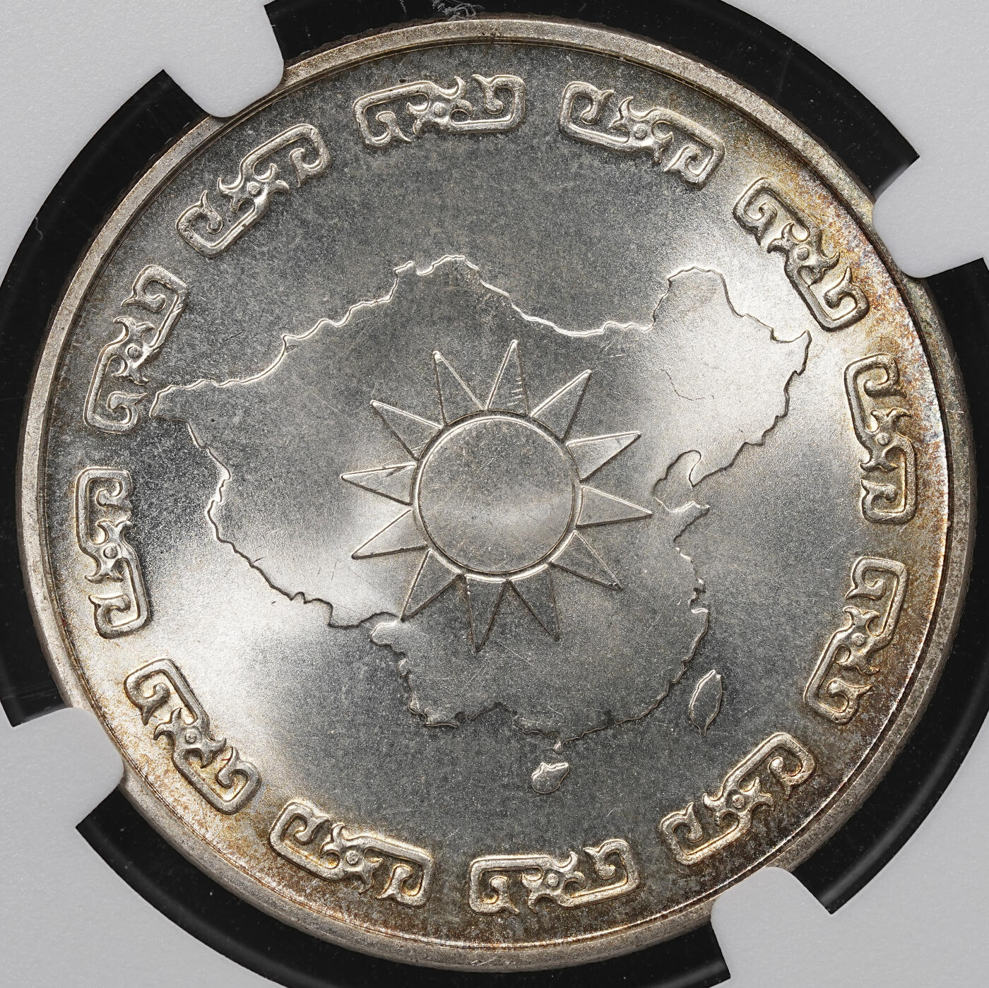 修遠堂世界钱币第七十七期 NGC MS65 1976年中国台湾-蒋公九秩诞辰纪念银章
