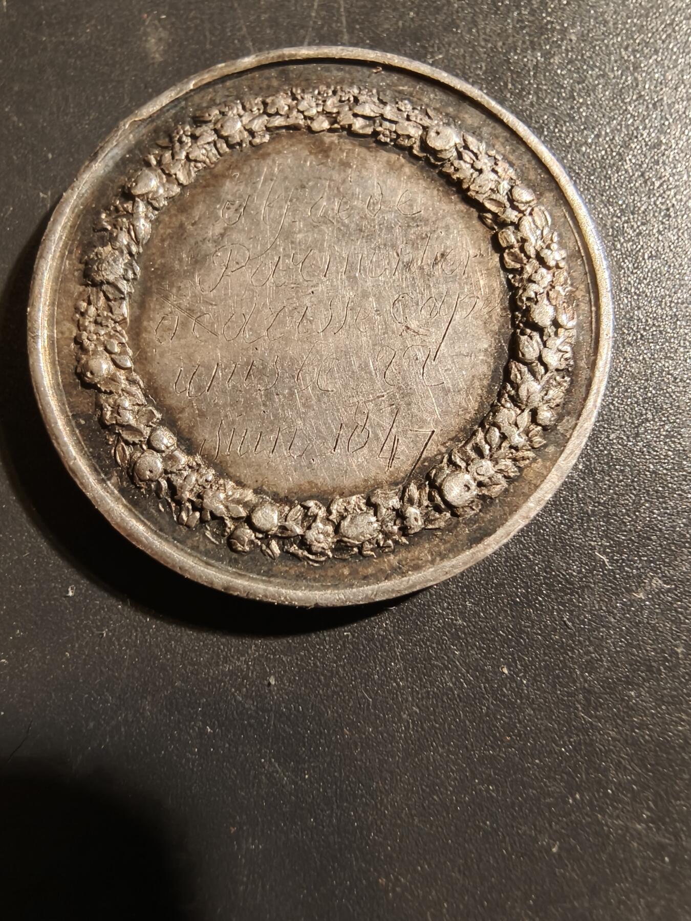 老王徽章第133期 法国婚章   1847年   带边铭背铭    手指银标   直径27mm   重量10.2g