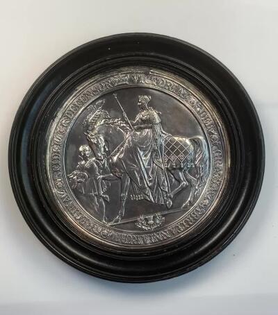 掌中浮雕-藏着的欧洲第031场 维多利亚时代英国政府公文大印章（Great Seal）铜板复制品，表面镀银，外木框21cm，章16cm