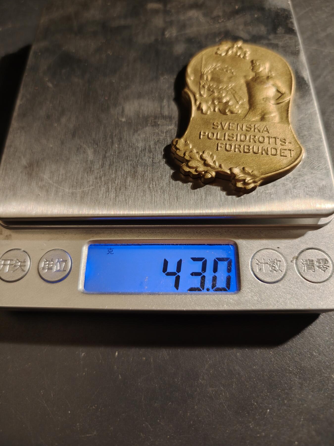 老王徽章第133期 瑞典警察体育与射击联合会镀金大铜章    重量43g