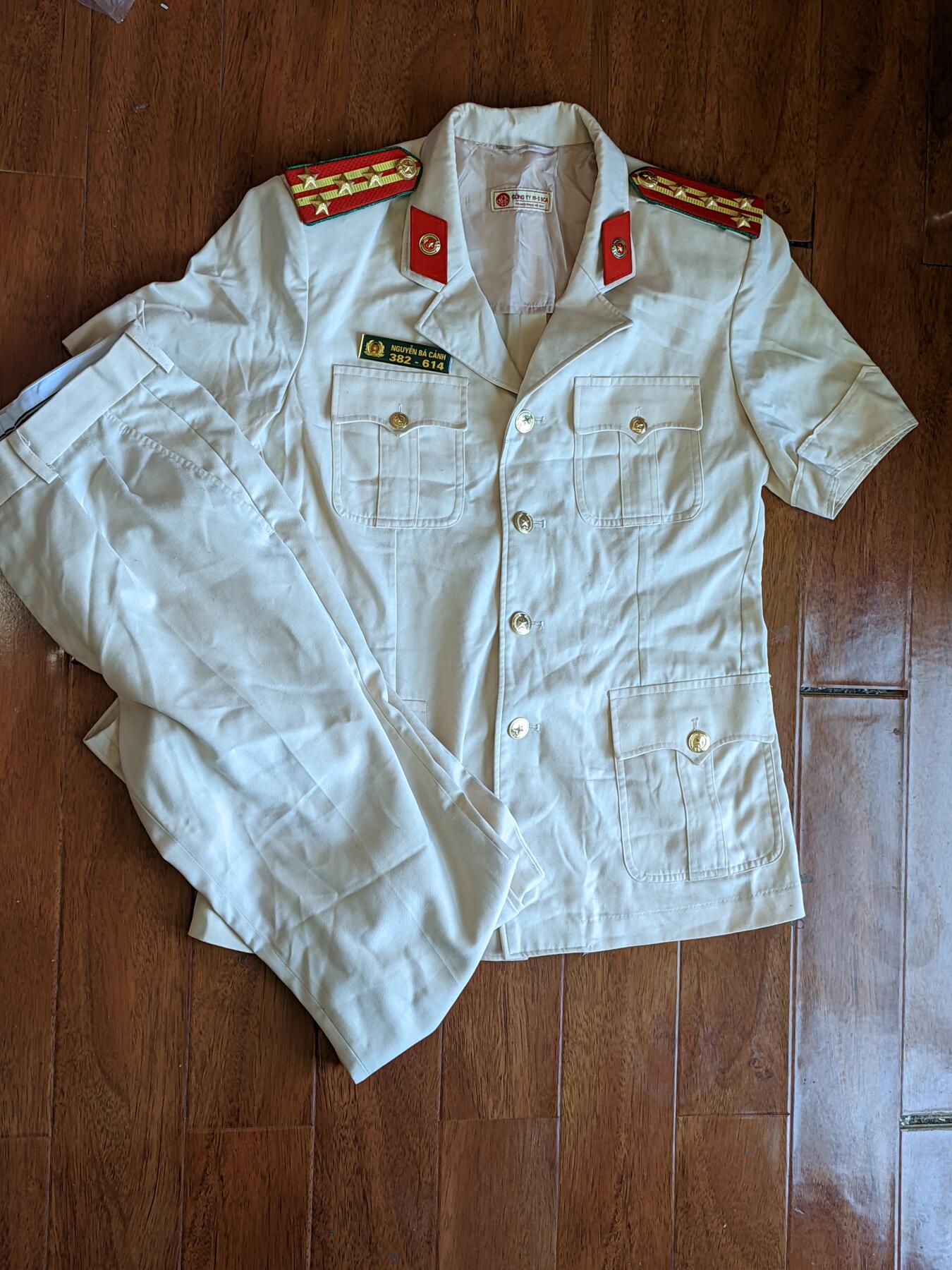 韵星假日拍卖第二十期 -- Rimey Holidays Auction 20 越南社会主义共和国白甲国安大校常服一套 带裤子肩章 姓名牌 稀有军种高等级非常少见 保存完好