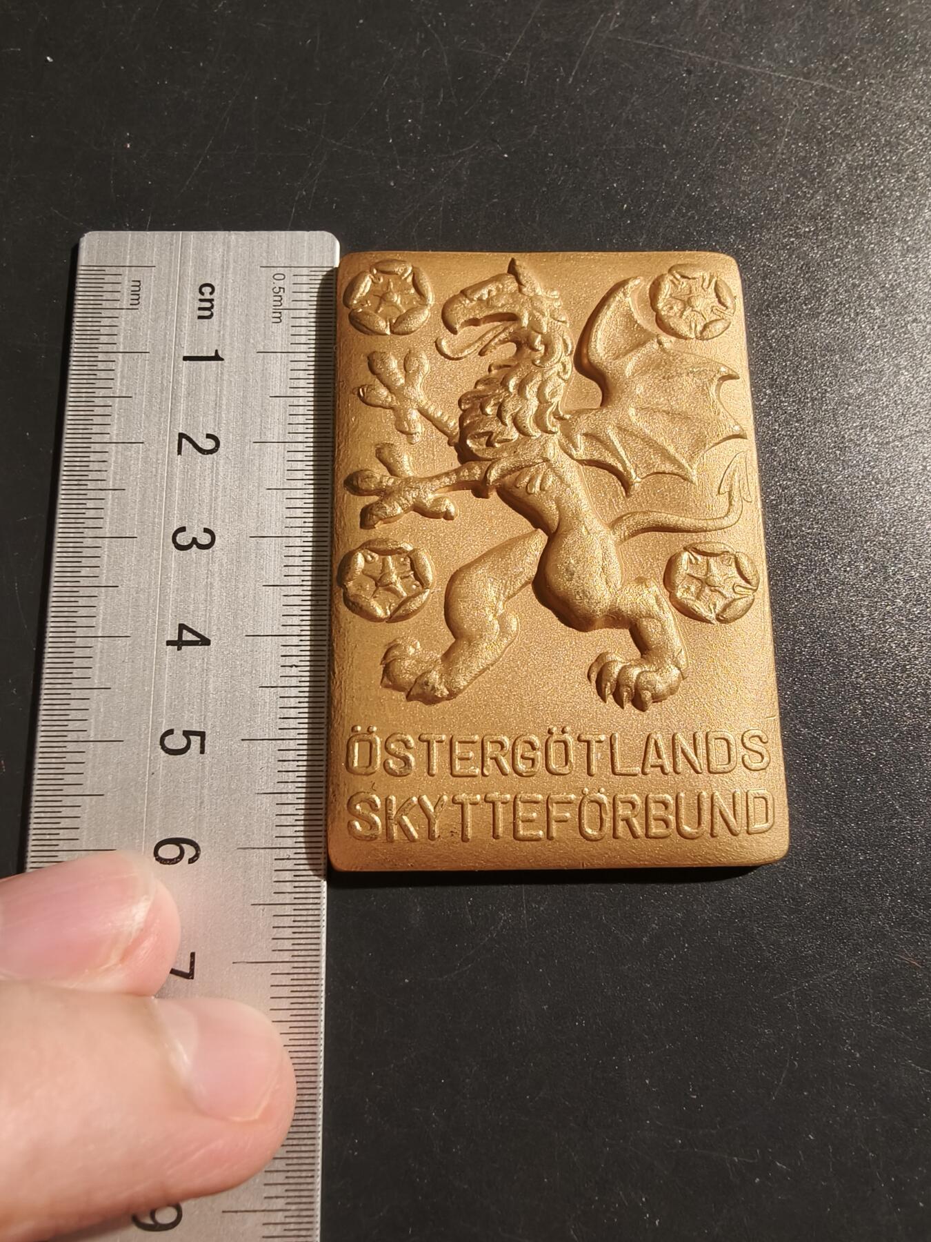 老王徽章第133期 瑞典东日德兰射击协会镀金方形大铜章    尺寸62×43mm   重量83.5g