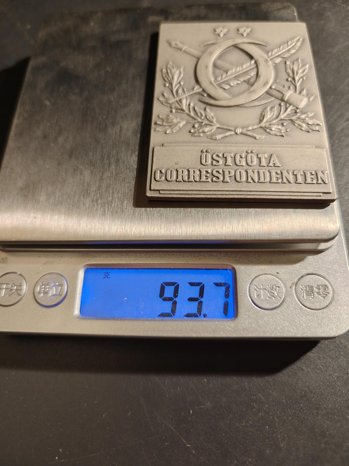 老王徽章第133期 瑞典东日德兰日报100周年方形镀银大铜章     尺寸73×52mm    重量93.7g     